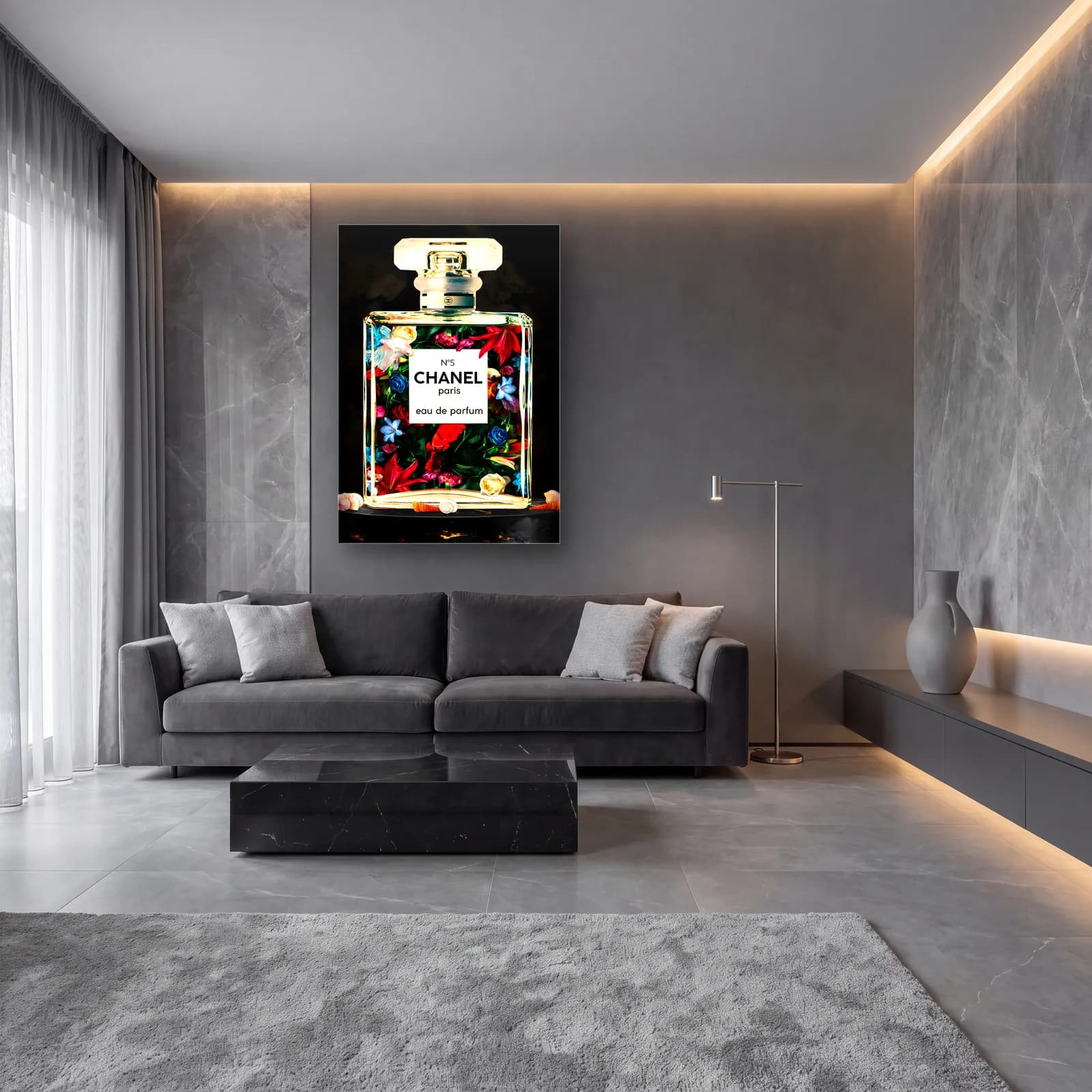 Çiçekli Chanel No 5 Parfüm Şişesi cam tablo — lüks salon duvarında
