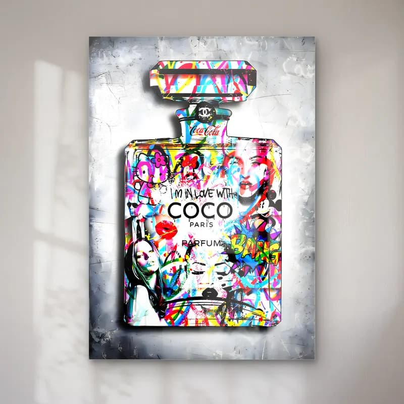 Grafiti Coco Parfüm Şişesi cam tablo — Gri zemin üzerinde grafiti ve pop art kolajlı Coco parfüm şişesi