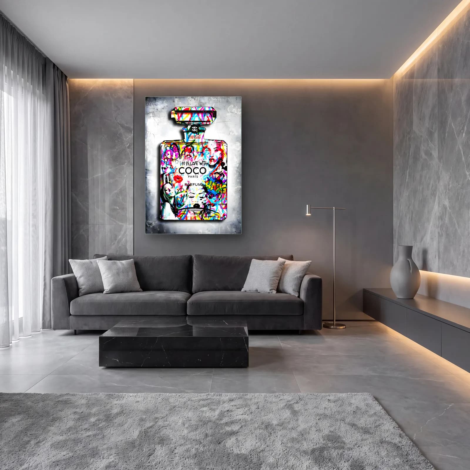 Grafiti Coco Parfüm Şişesi cam tablo — lüks salon duvarında