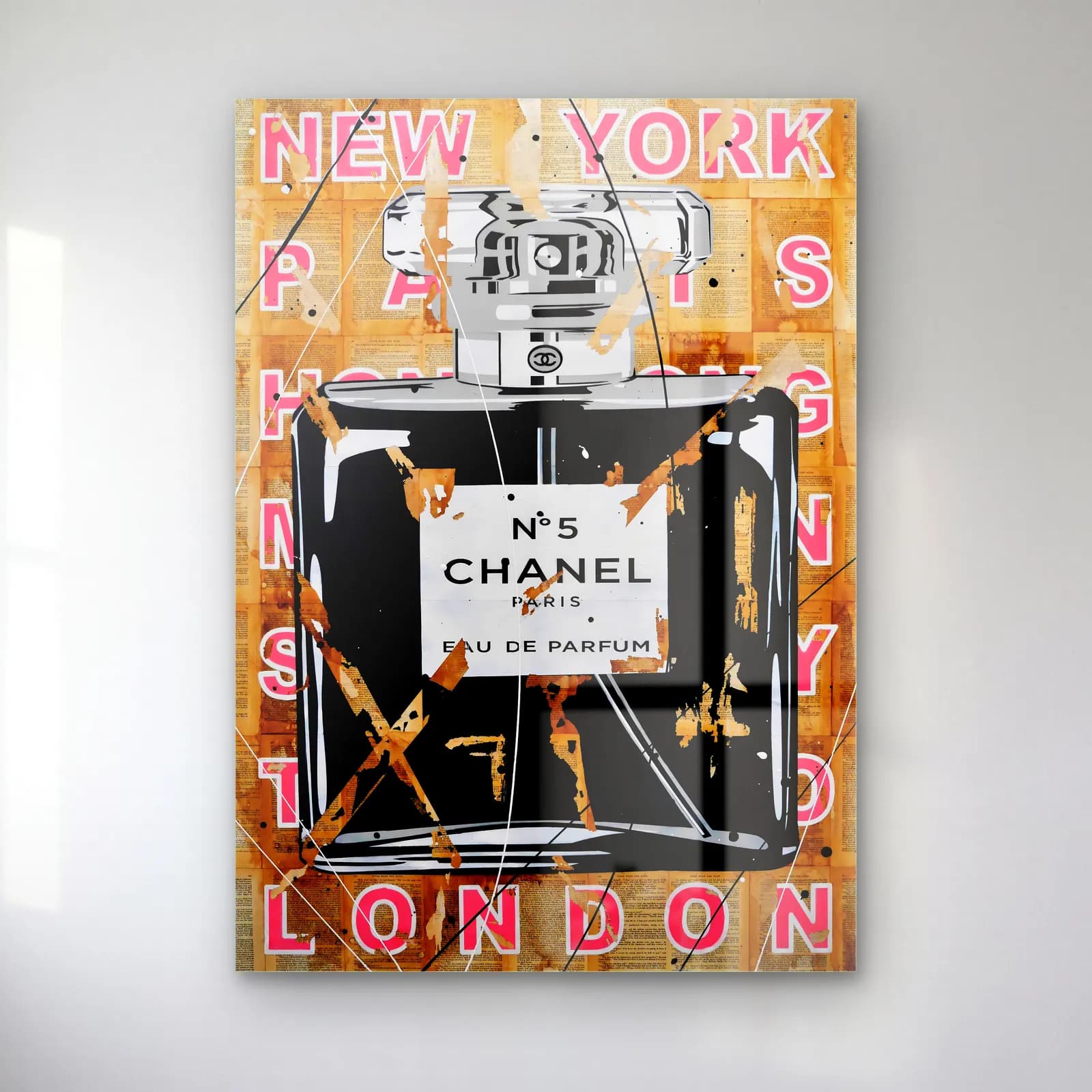 New York London Chanel Şişesi cam tablo — Pembe şehir yazılı turuncu zemin üzerinde siyah Chanel No 5 şişesi