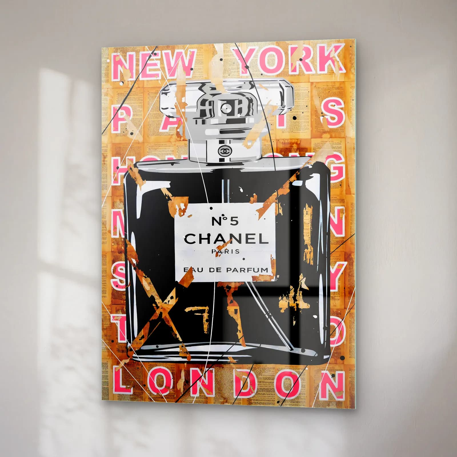 New York London Chanel Şişesi cam tablo — sağ açıdan görünüm