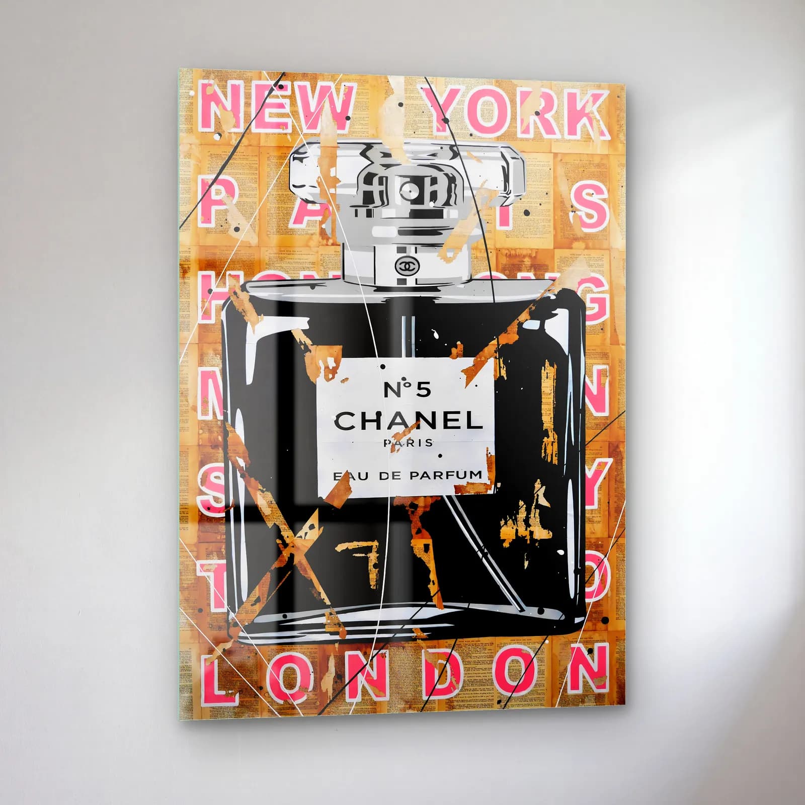New York London Chanel Şişesi cam tablo — sol açıdan görünüm