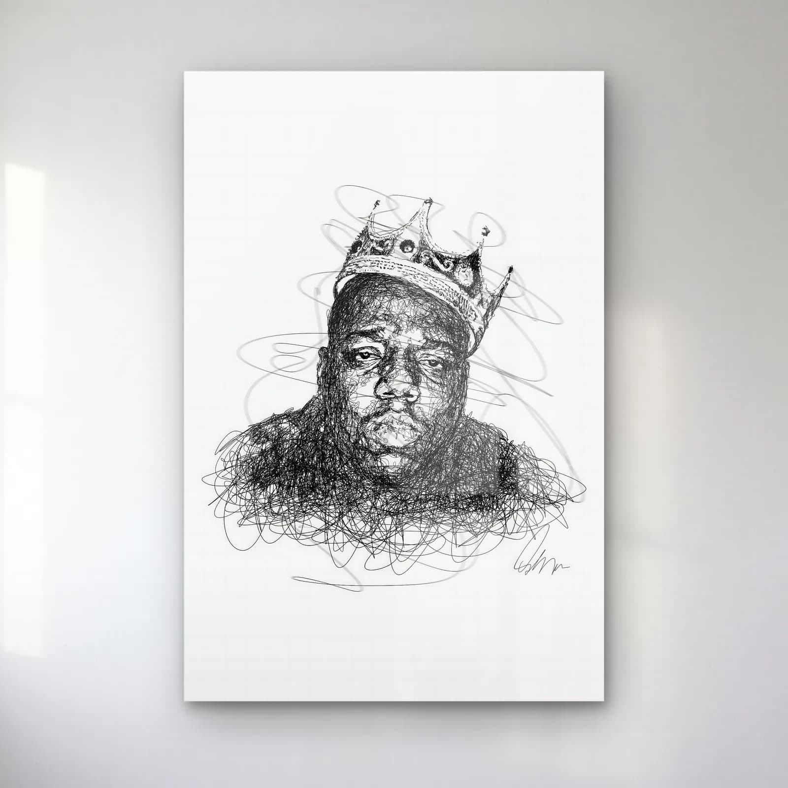 Taçlı Notorious B.I.G. Karakalem cam tablo — Beyaz zeminde taçlı Notorious B.I.G. karalama çizgi portresi