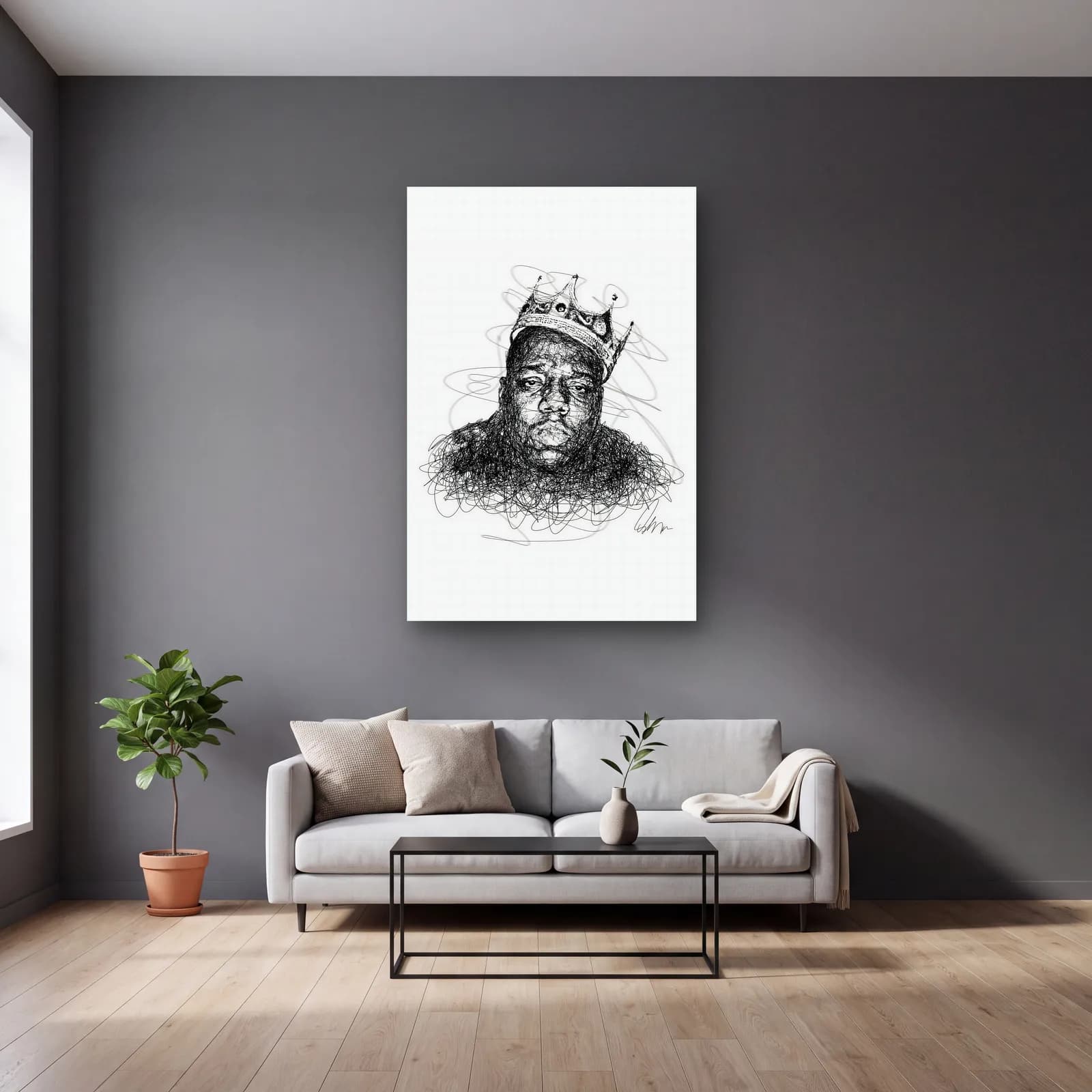 Taçlı Notorious B.I.G. Karakalem cam tablo — gri duvarlı salonda