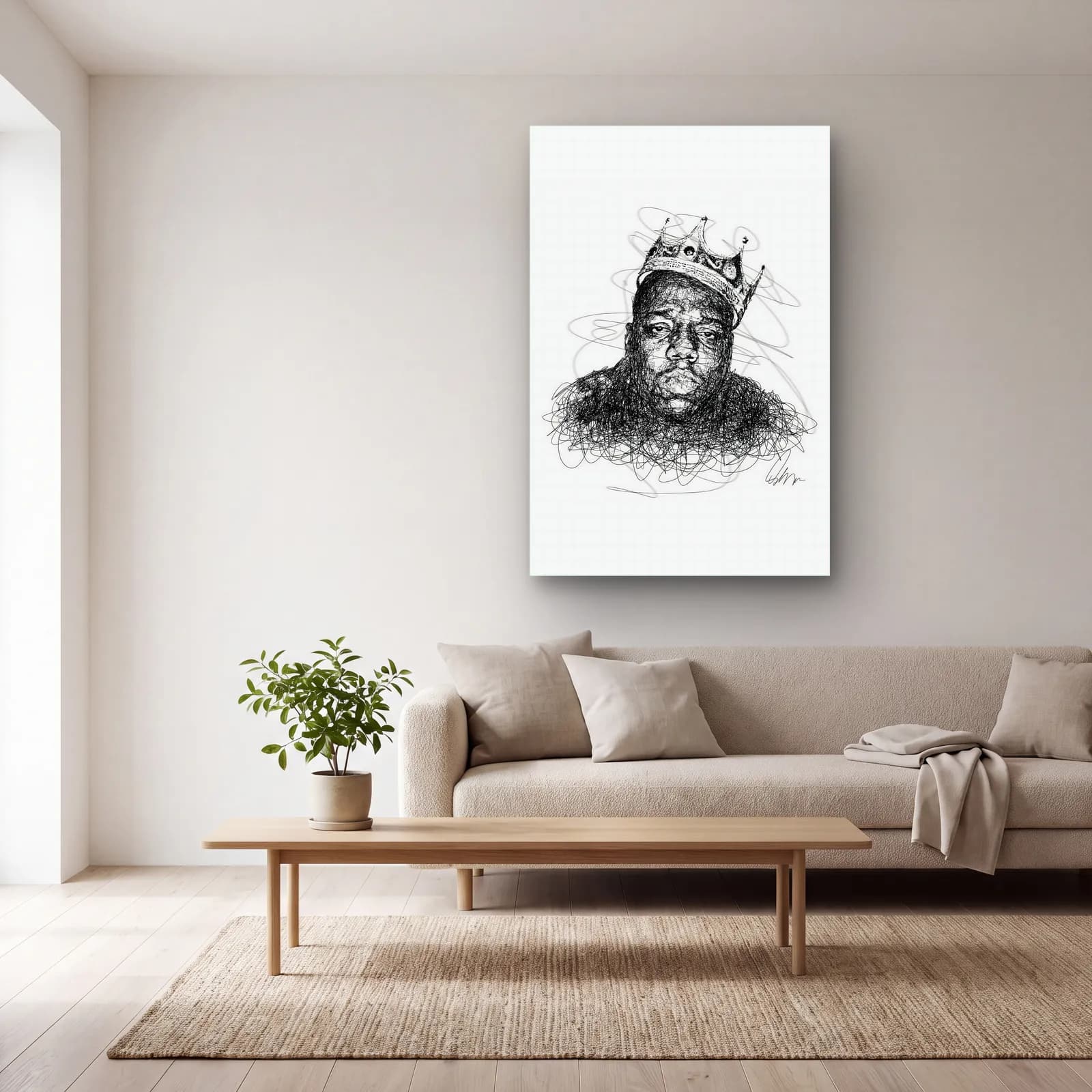 Taçlı Notorious B.I.G. Karakalem cam tablo — açık renk salonda