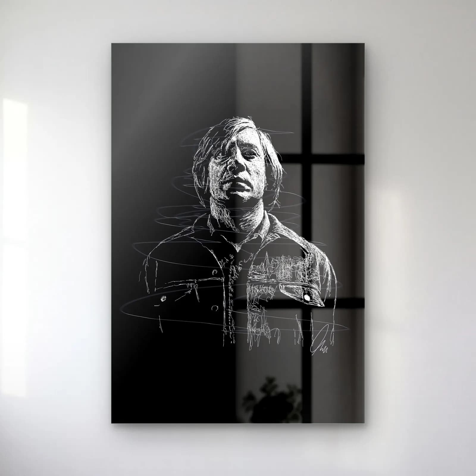 Karakalem Anton Chigurh Portresi cam tablo — Siyah zeminde kaküllü adamın beyaz çizgilerle karakalem portresi