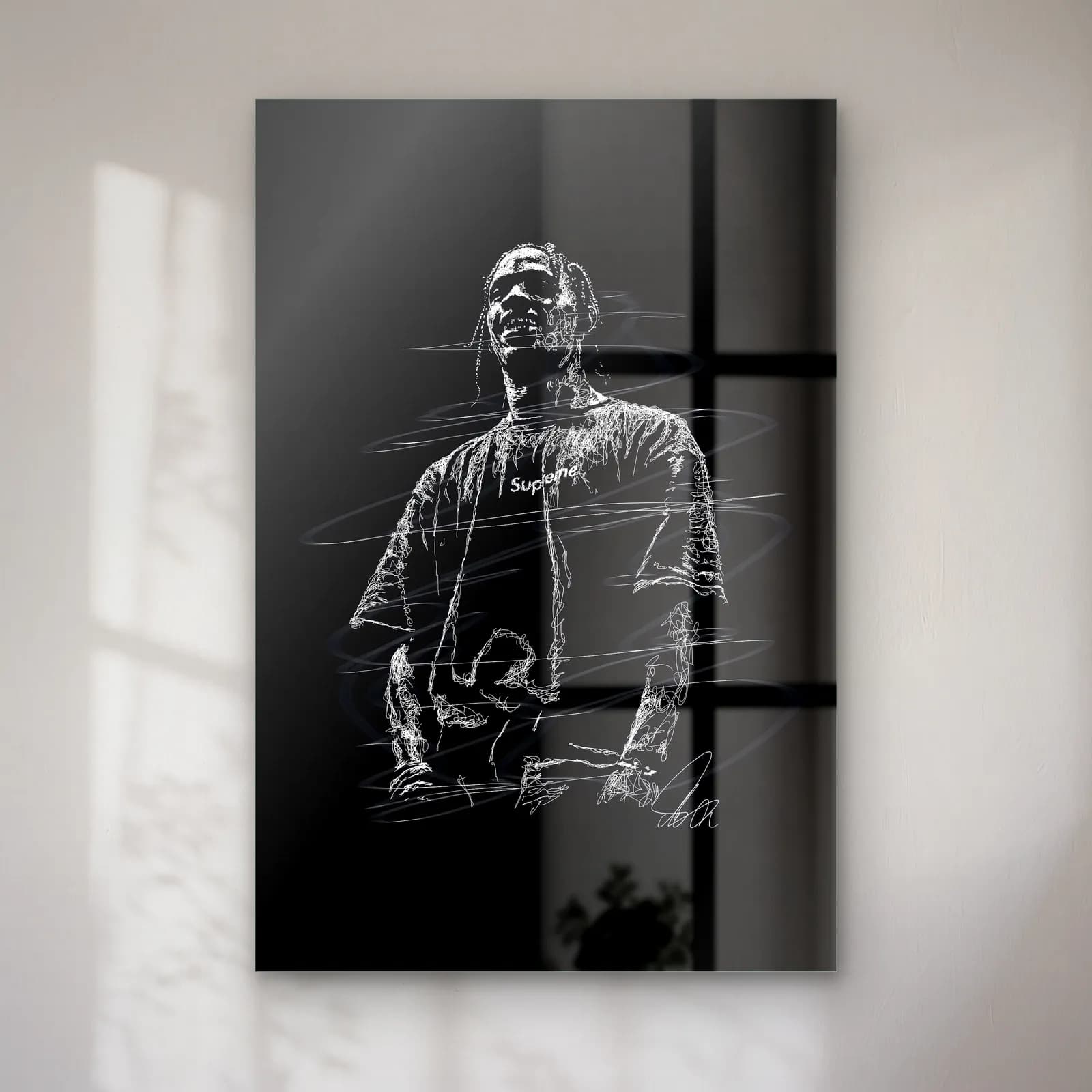 Karakalem Travis Scott Portresi cam tablo — Siyah zeminde örgülü saçlı rapçinin beyaz çizgilerle portresi