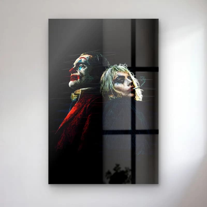 Joker ve Harley Quinn cam tablo — Siyah zeminde kırmızı ceketli Joker ve yeşil saçlı Harley Quinn'in yan yana portresi