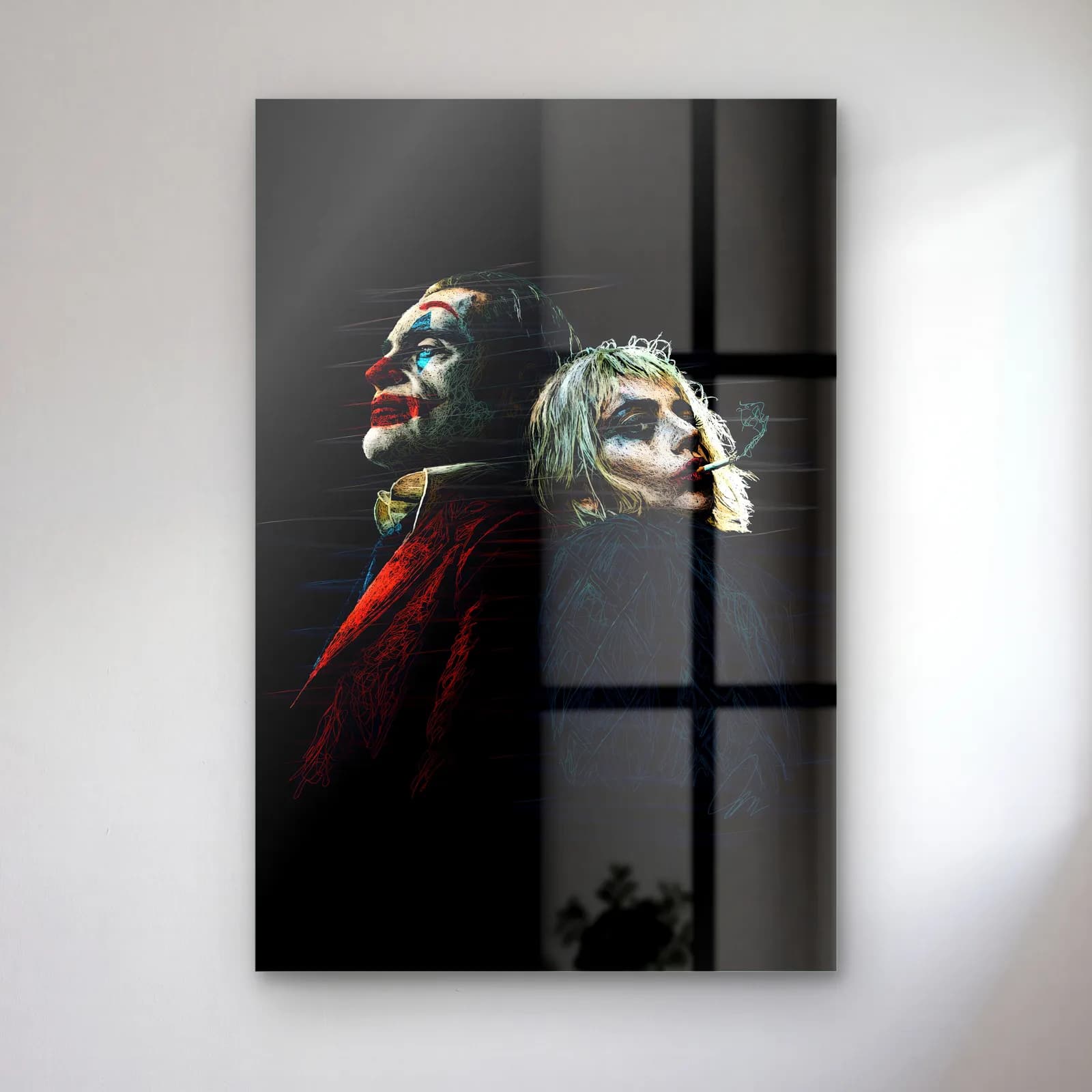 Joker ve Harley Quinn cam tablo — Siyah zeminde kırmızı ceketli Joker ve yeşil saçlı Harley Quinn'in yan yana portresi