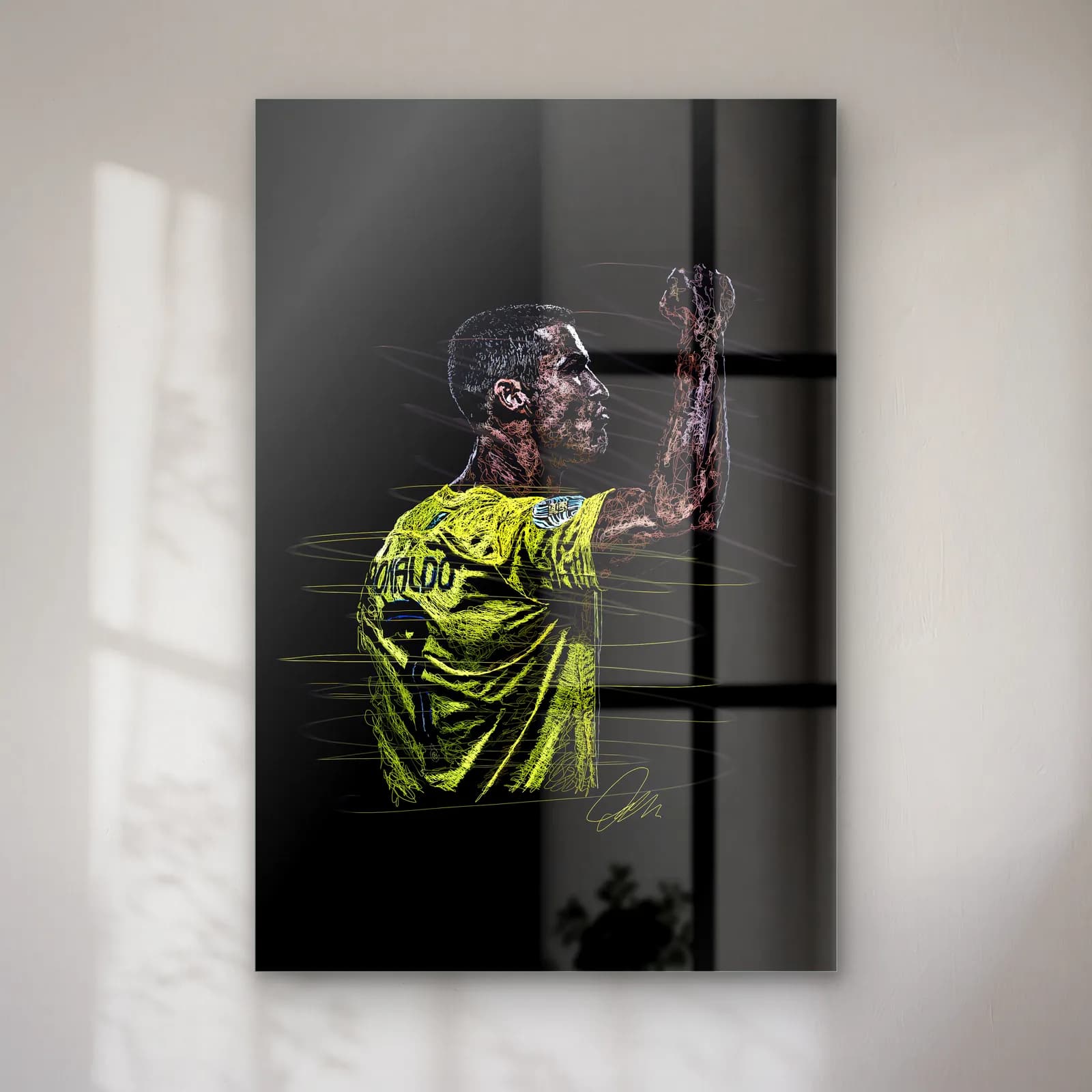 Sarı Formalı Cristiano Ronaldo cam tablo — Siyah zeminde sarı formalı Cristiano Ronaldo'nun yumruğunu kaldırdığı karalama çizimi