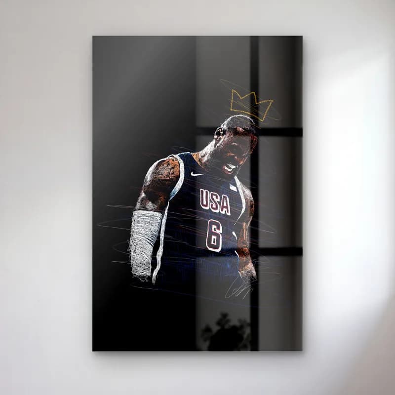 Taçlı LeBron James USA cam tablo — Siyah zeminde 6 numaralı USA formalı LeBron James ve başında sarı taç çizimi