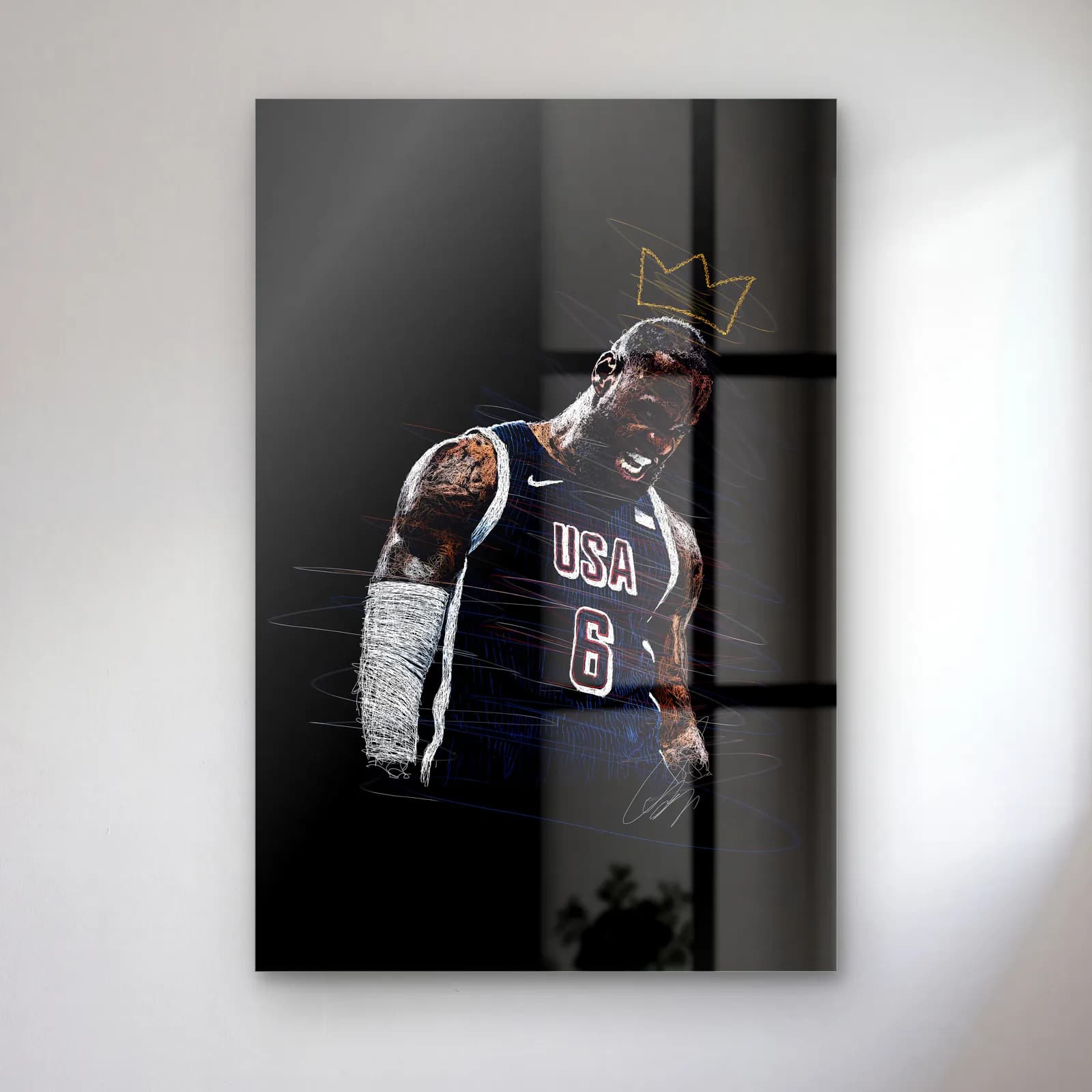 Taçlı LeBron James USA cam tablo — Siyah zeminde 6 numaralı USA formalı LeBron James ve başında sarı taç çizimi