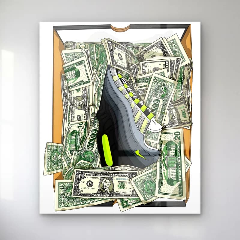 Dolar Dolu Kutuda Air Max 95 cam tablo — Dolar banknotlarıyla dolu kutuda gri ve neon yeşil detaylı Air Max 95 sneaker