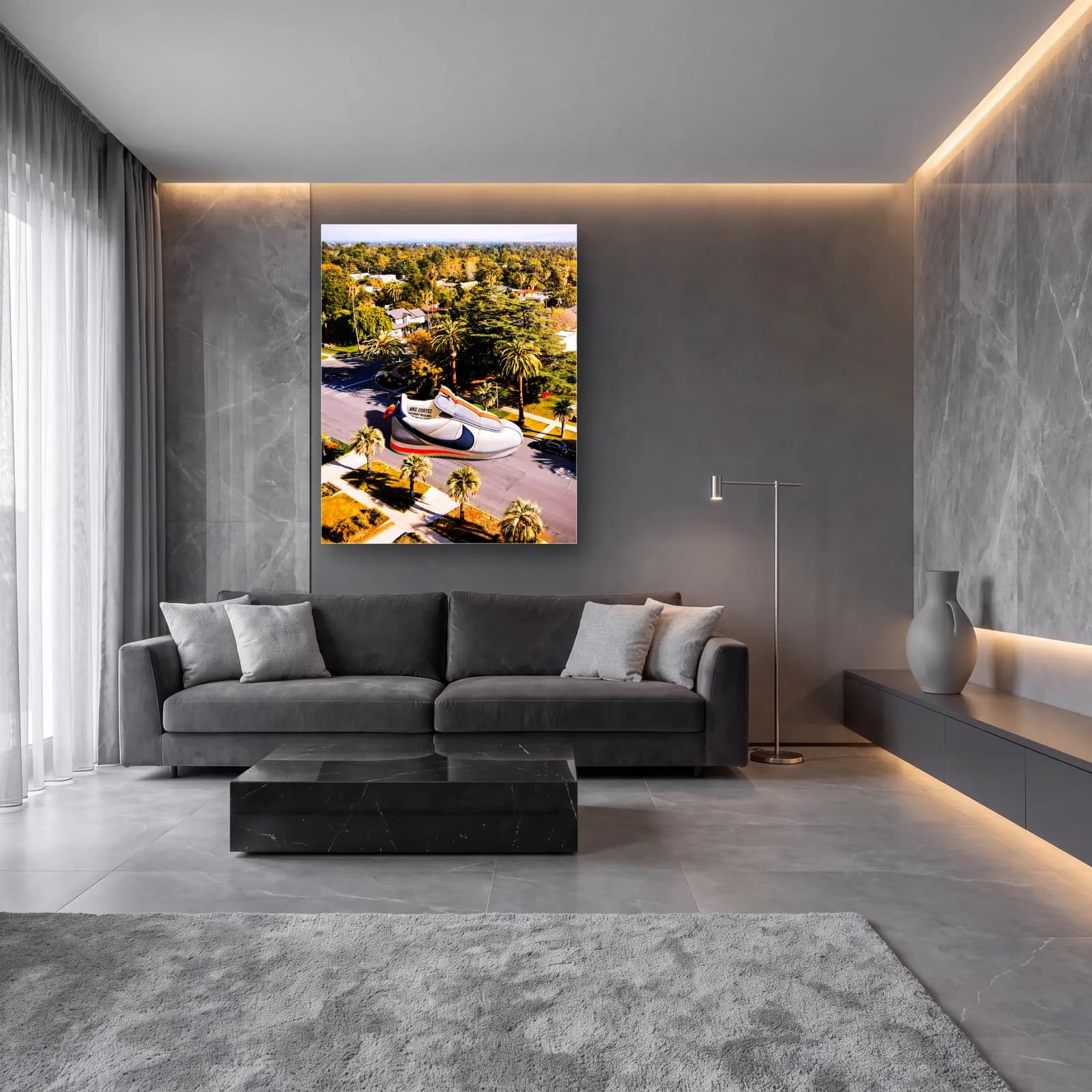 Palmiyeli Sokakta Dev Nike Cortez cam tablo — lüks salon duvarında