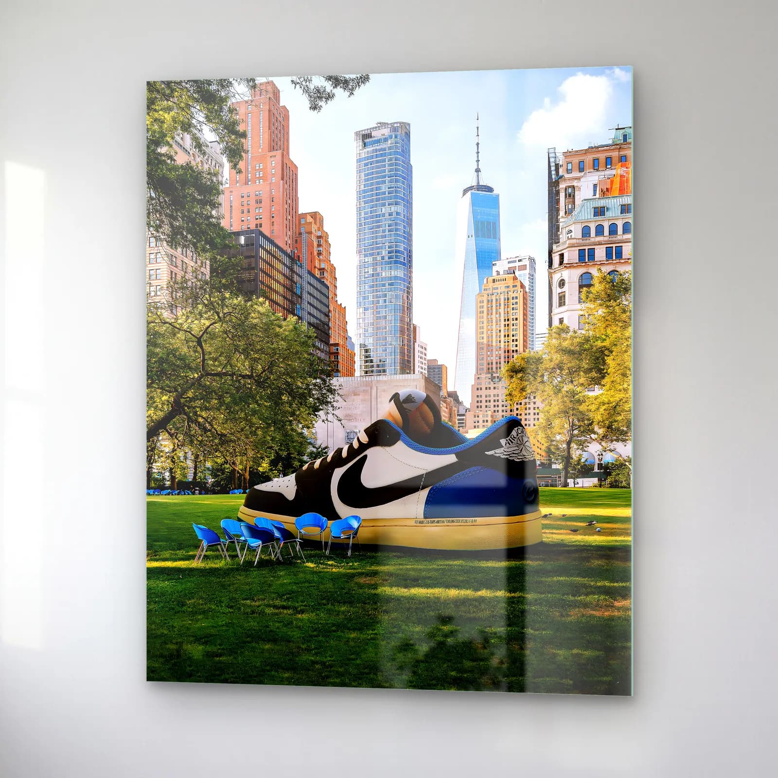 New York Parkında Dev Nike Dunk cam tablo — sağ açıdan görünüm