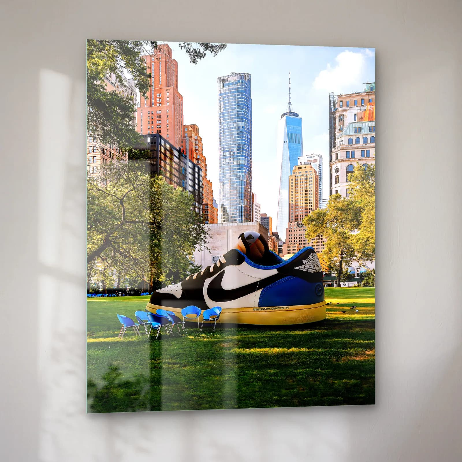 New York Parkında Dev Nike Dunk cam tablo — sol açıdan görünüm