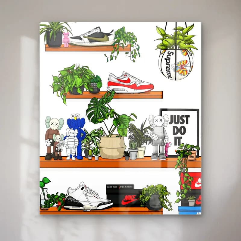 Supreme Detaylı Sneaker Rafı cam tablo — Beyaz zeminde asılı saksı, KAWS figürleri, sneakerlar ve Just Do It çerçeveli raflar