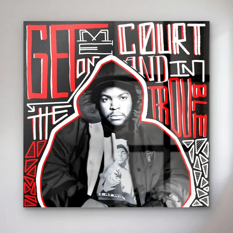 Ice Cube Grafiti Portresi cam tablo — Siyah zeminde kırmızı beyaz grafiti yazıları arasında kapüşonlu Ice Cube portresi