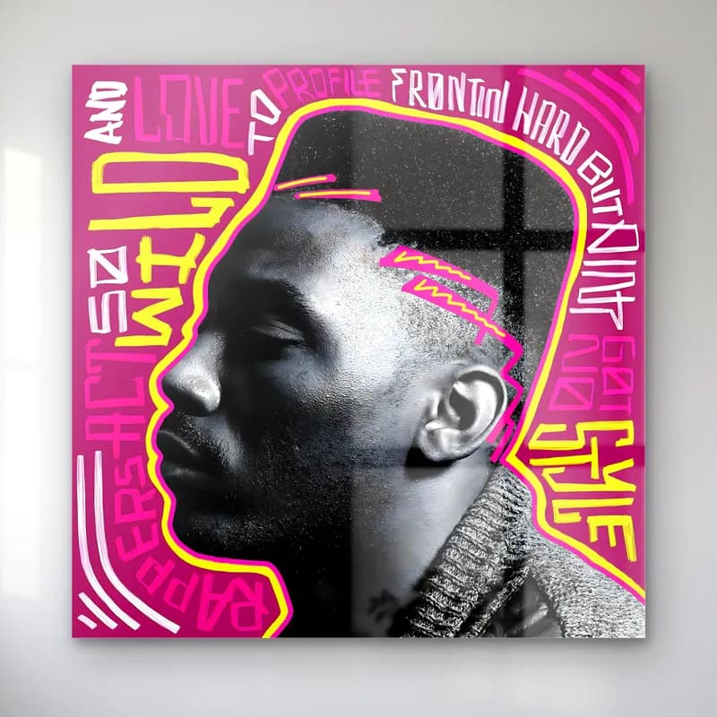 Pembe Grafiti Profil Portre cam tablo — Pembe zeminde neon sarı yazılar arasında siyah beyaz erkek yan profil portresi