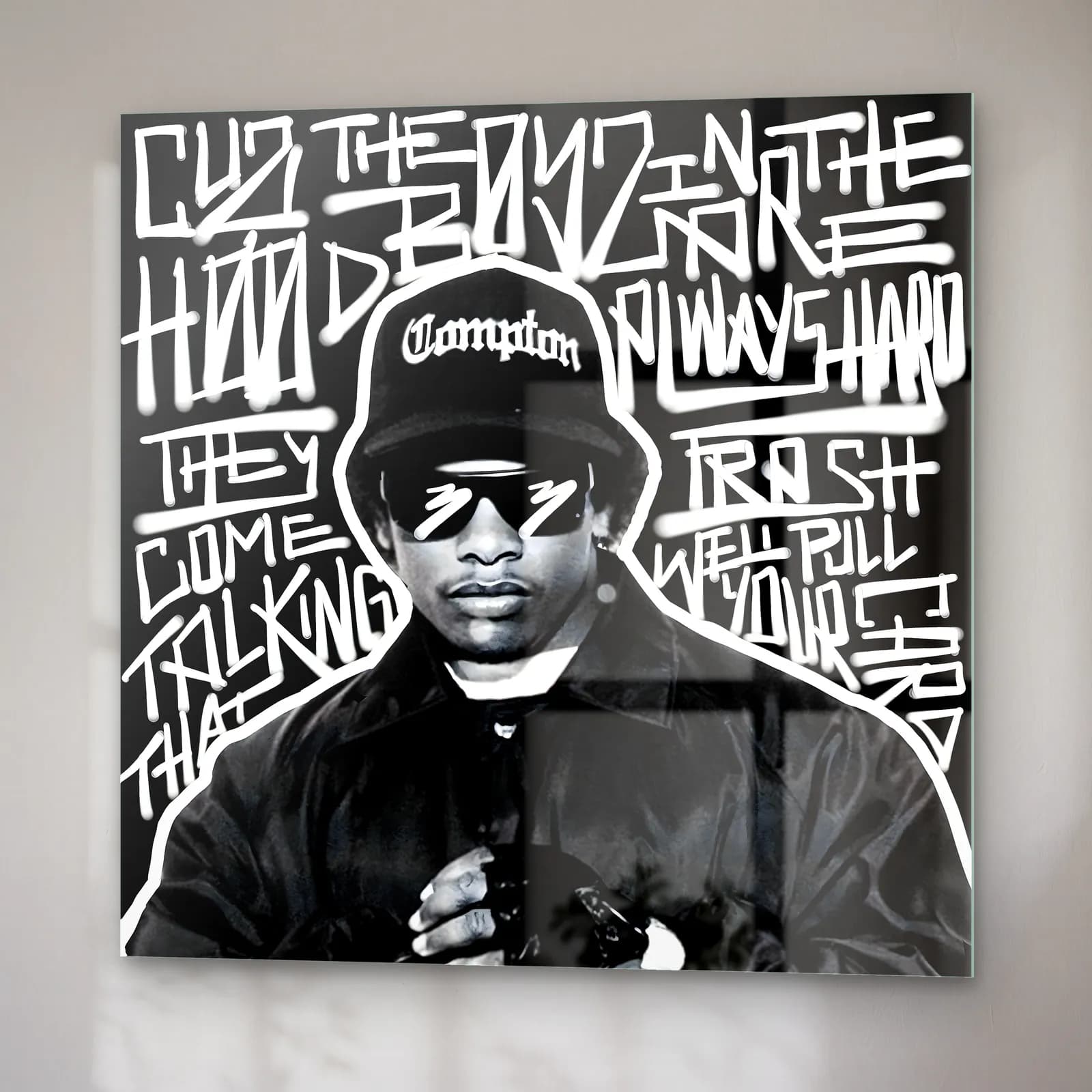 Eazy-E Compton Grafiti cam tablo — sağ açıdan görünüm