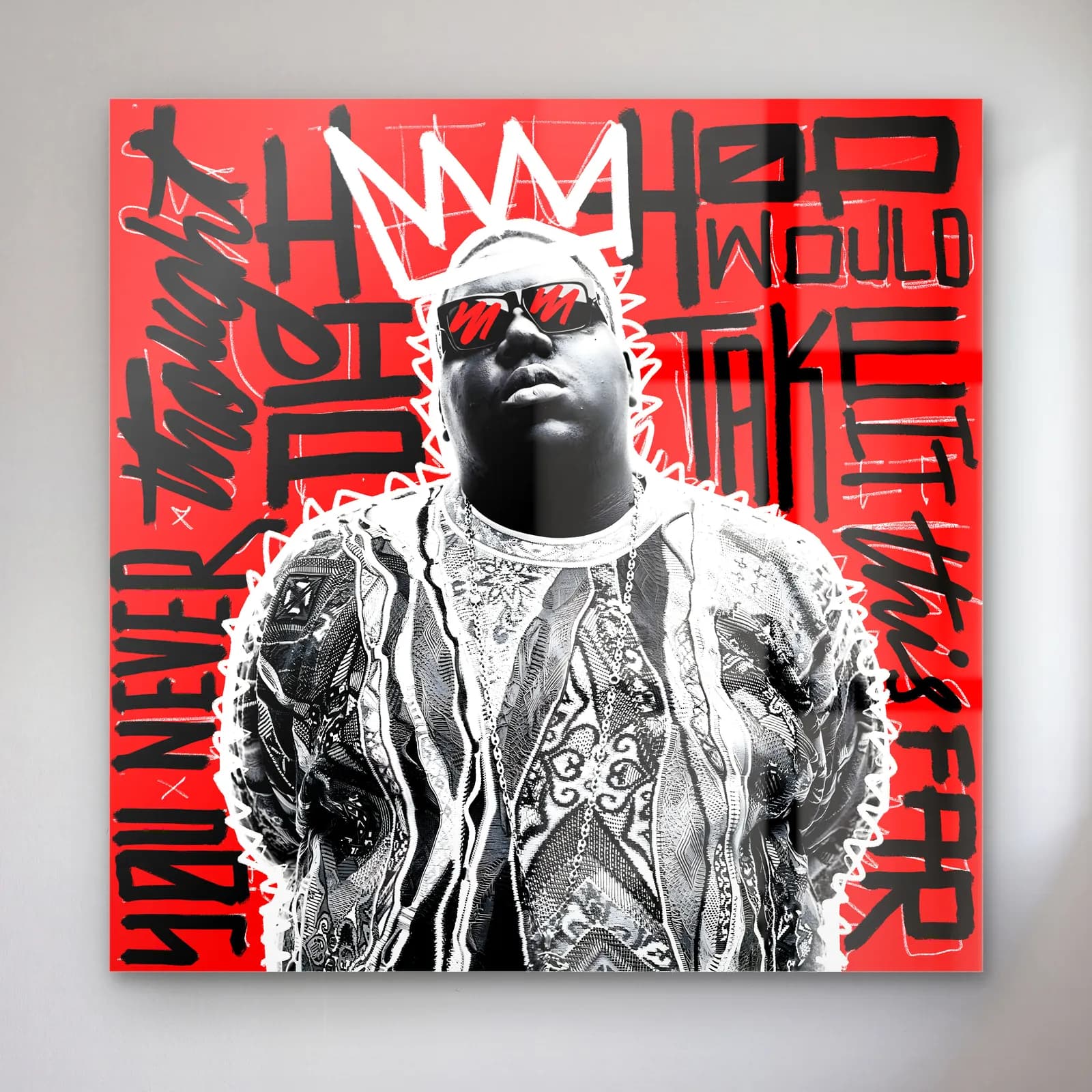 Taçlı Notorious B.I.G. cam tablo — Kırmızı zeminde başında beyaz taç çizimi olan gözlüklü Notorious B.I.G. portresi