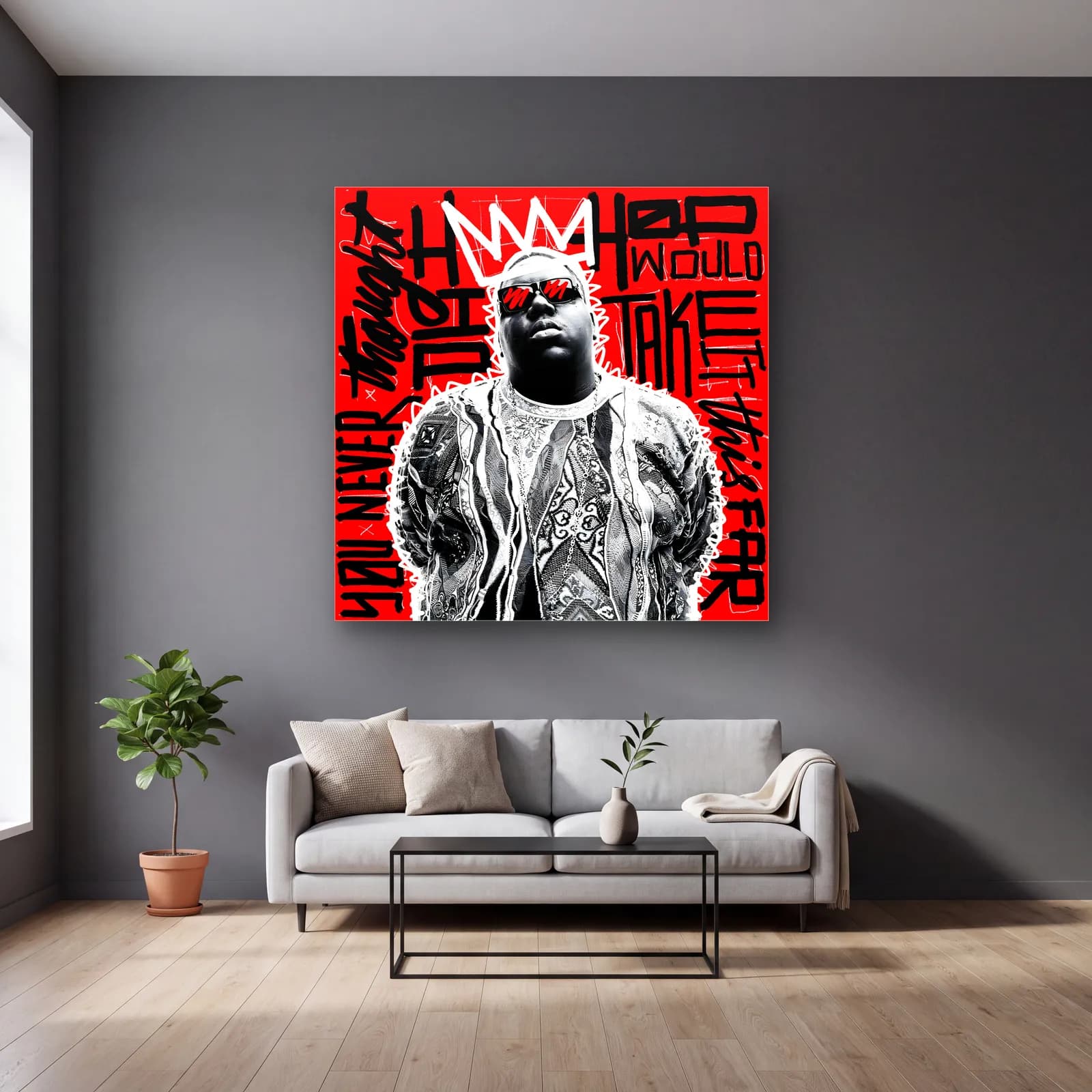 Taçlı Notorious B.I.G. cam tablo — gri duvarlı salonda