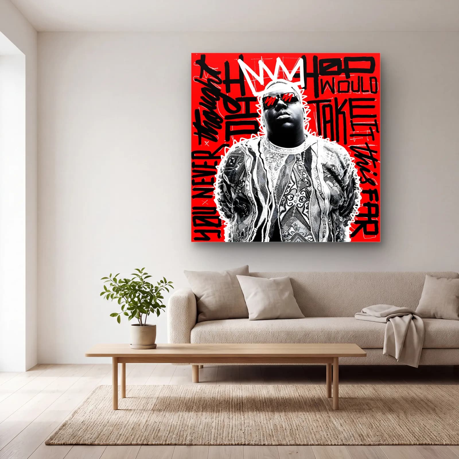 Taçlı Notorious B.I.G. cam tablo — açık renk salonda