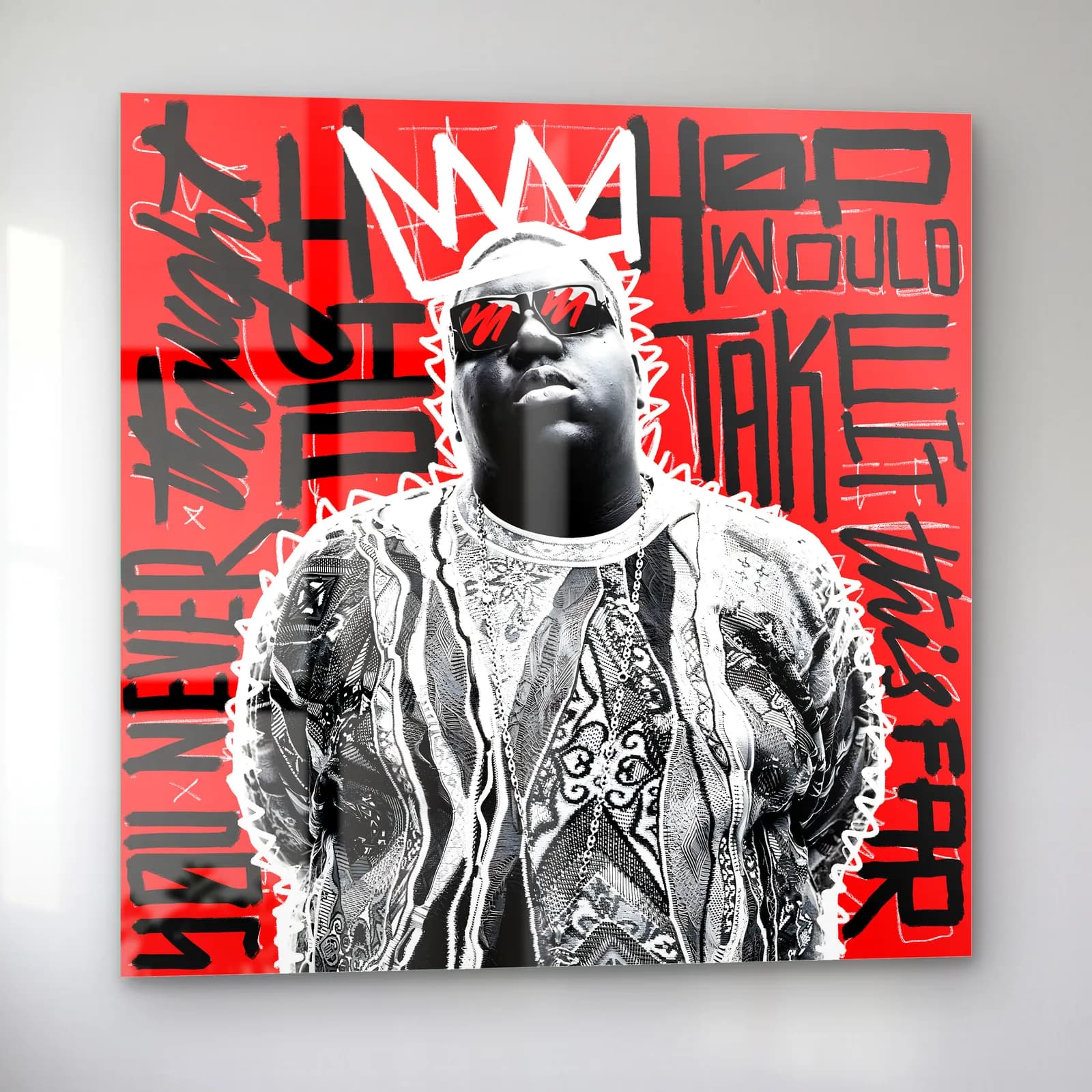 Taçlı Notorious B.I.G. cam tablo — sol açıdan görünüm