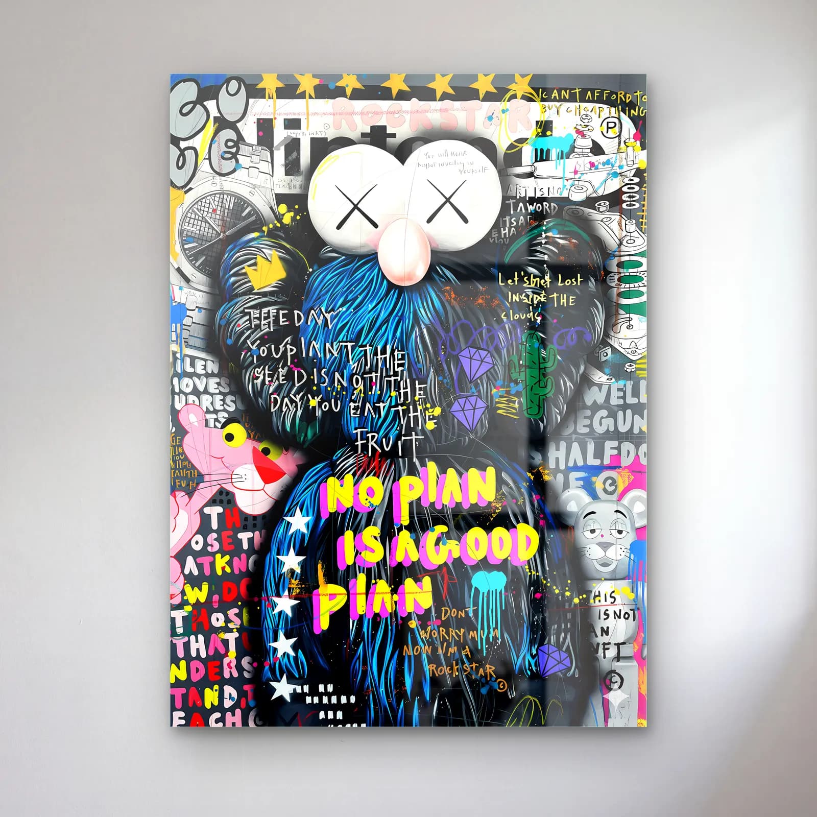 No Plan KAWS Pop Art Kolaj cam tablo — Renkli grafiti kolajı üzerinde mavi tüylü KAWS figürü ve No Plan Is A Good Plan yazısı