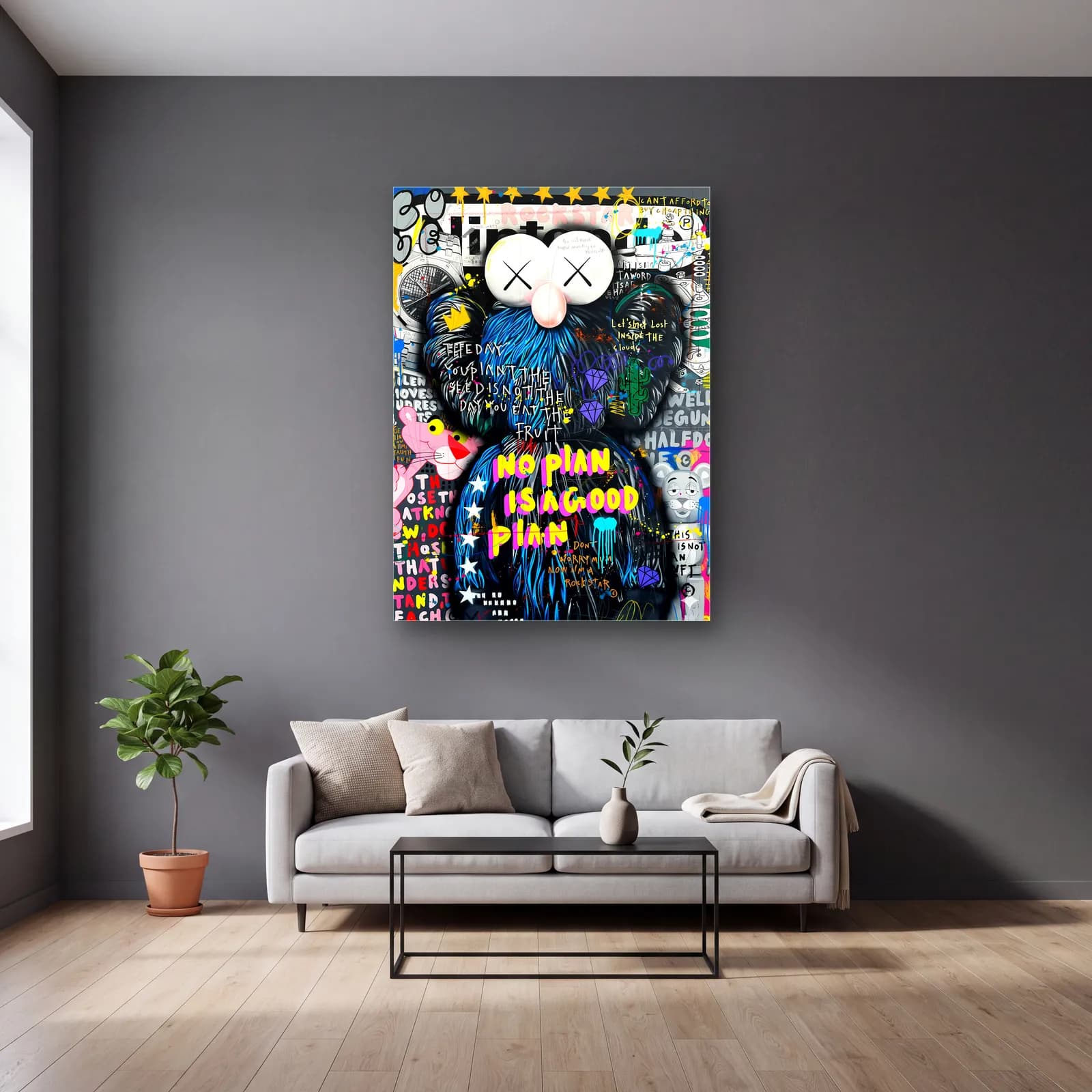 No Plan KAWS Pop Art Kolaj cam tablo — gri duvarlı salonda
