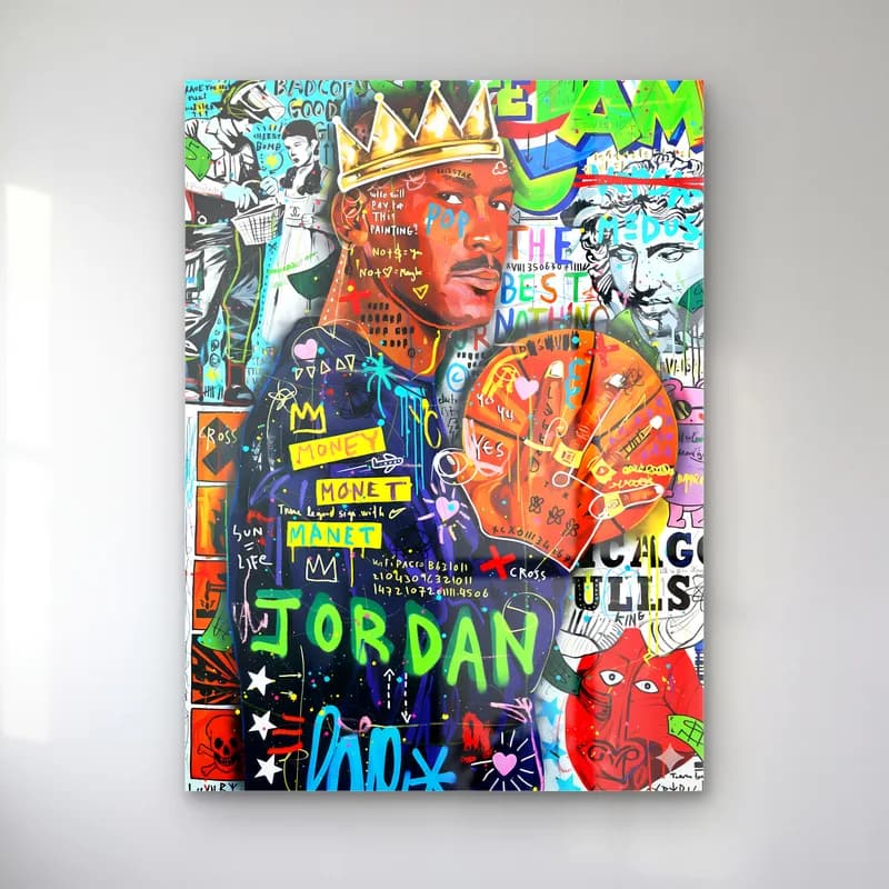Taçlı Michael Jordan Kolajı cam tablo — Renkli grafiti kolajında taçlı Michael Jordan, basketbol topu ve yeşil Jordan yazısı