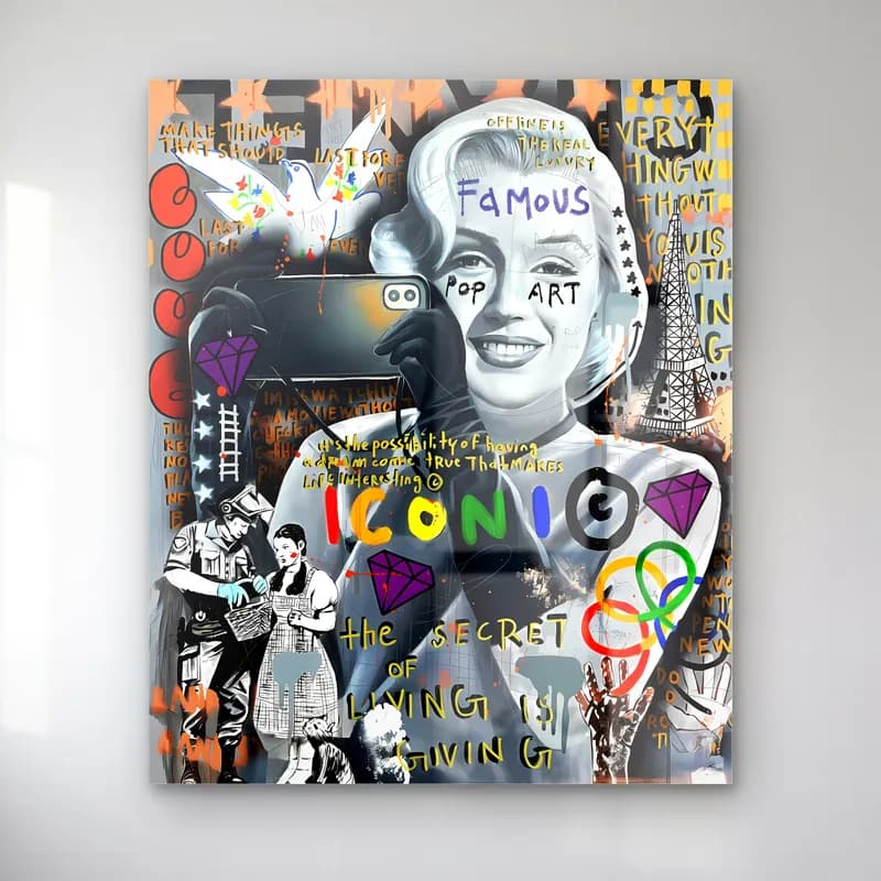 Iconic Marilyn Monroe Kolajı cam tablo — Grafiti kolajında siyah beyaz Marilyn Monroe portresi, Iconic yazısı ve renkli elmaslar