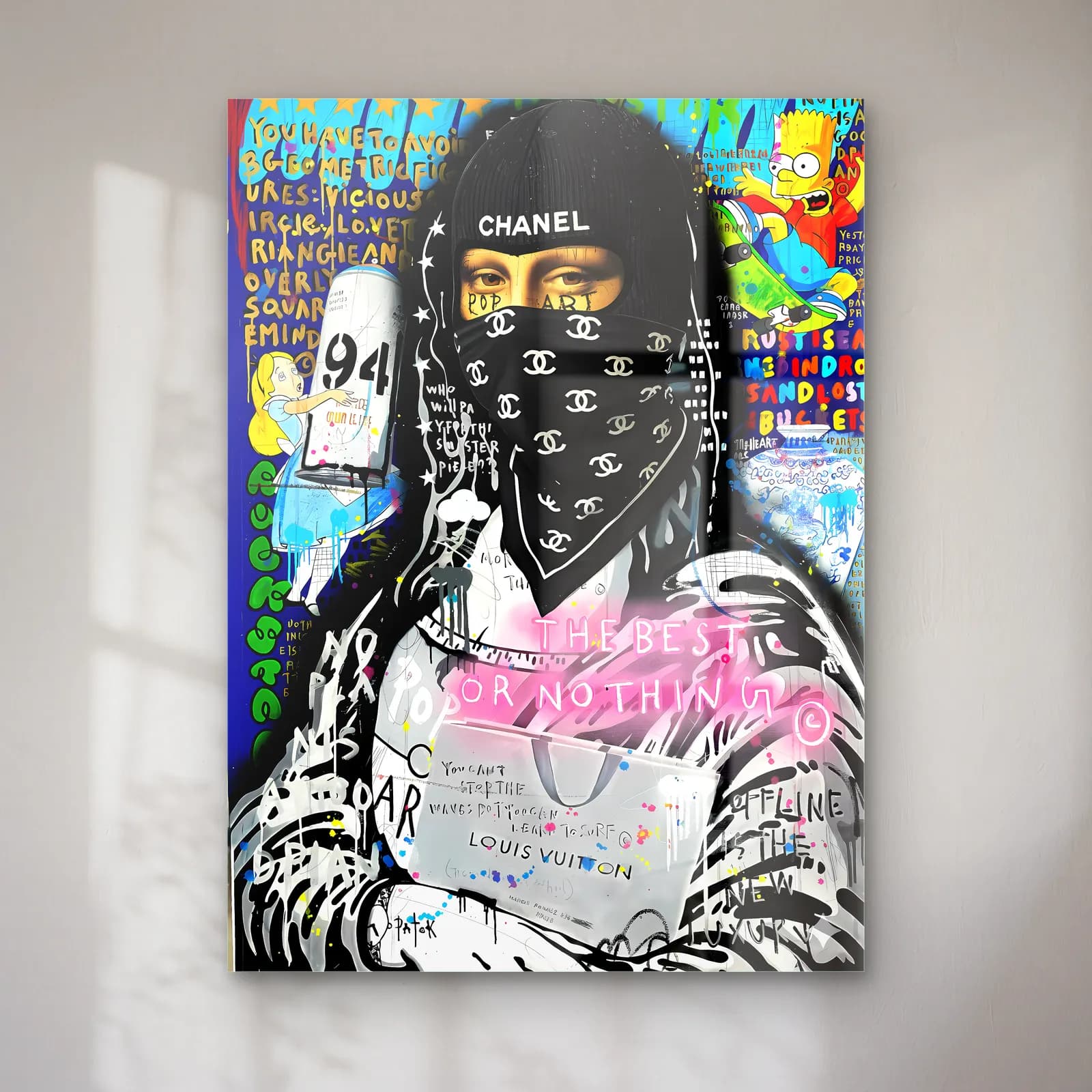 Chanel Bandanalı Mona Lisa cam tablo — Renkli grafiti kolajında desenli bandana ve siyah şapka takmış Mona Lisa yorumu