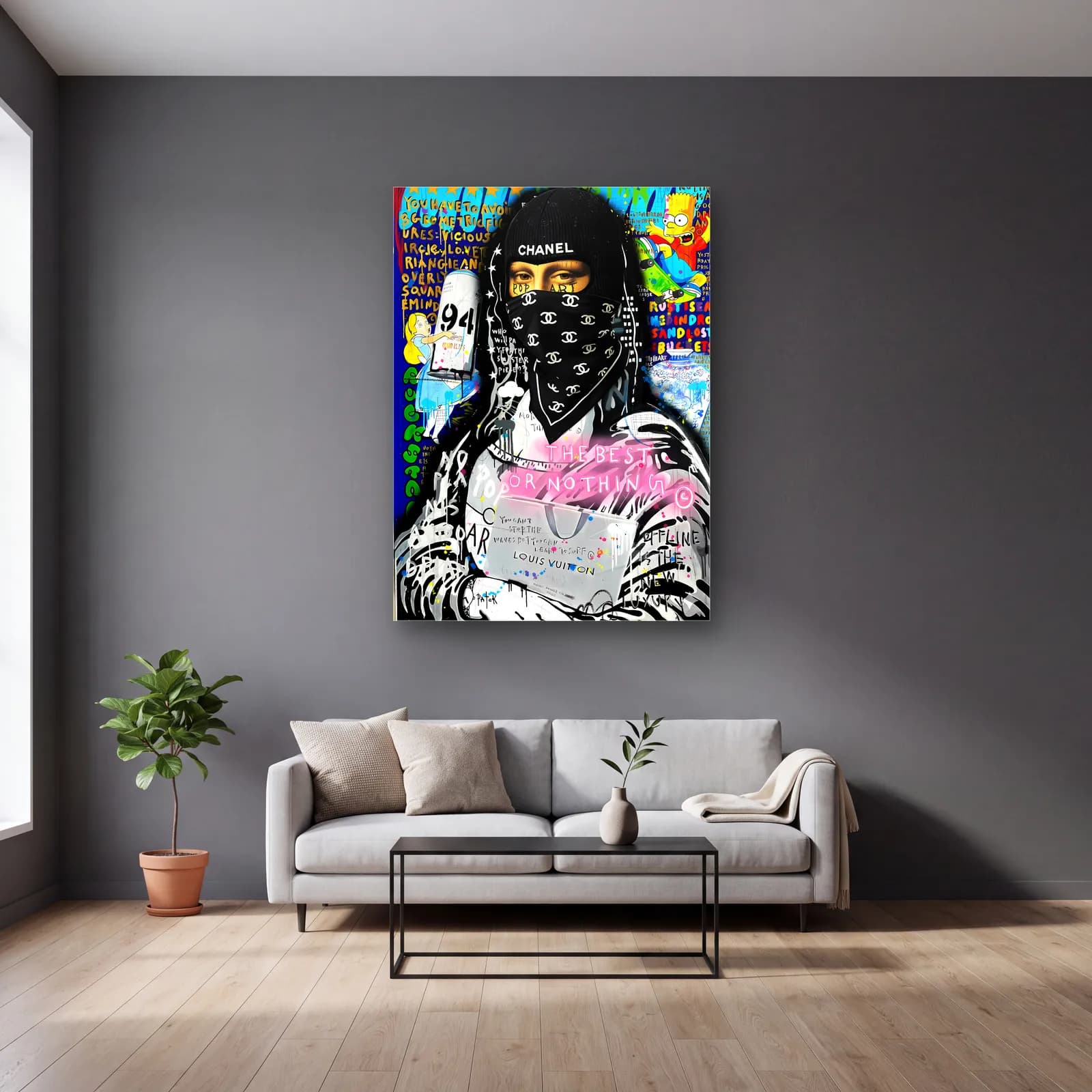 Chanel Bandanalı Mona Lisa cam tablo — gri duvarlı salonda