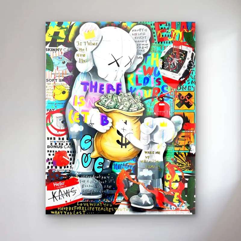Para Çuvallı KAWS Kolajı cam tablo — Renkli grafiti kolajında beyaz KAWS figürü ve üzerinde dolar işaretli para çuvalı