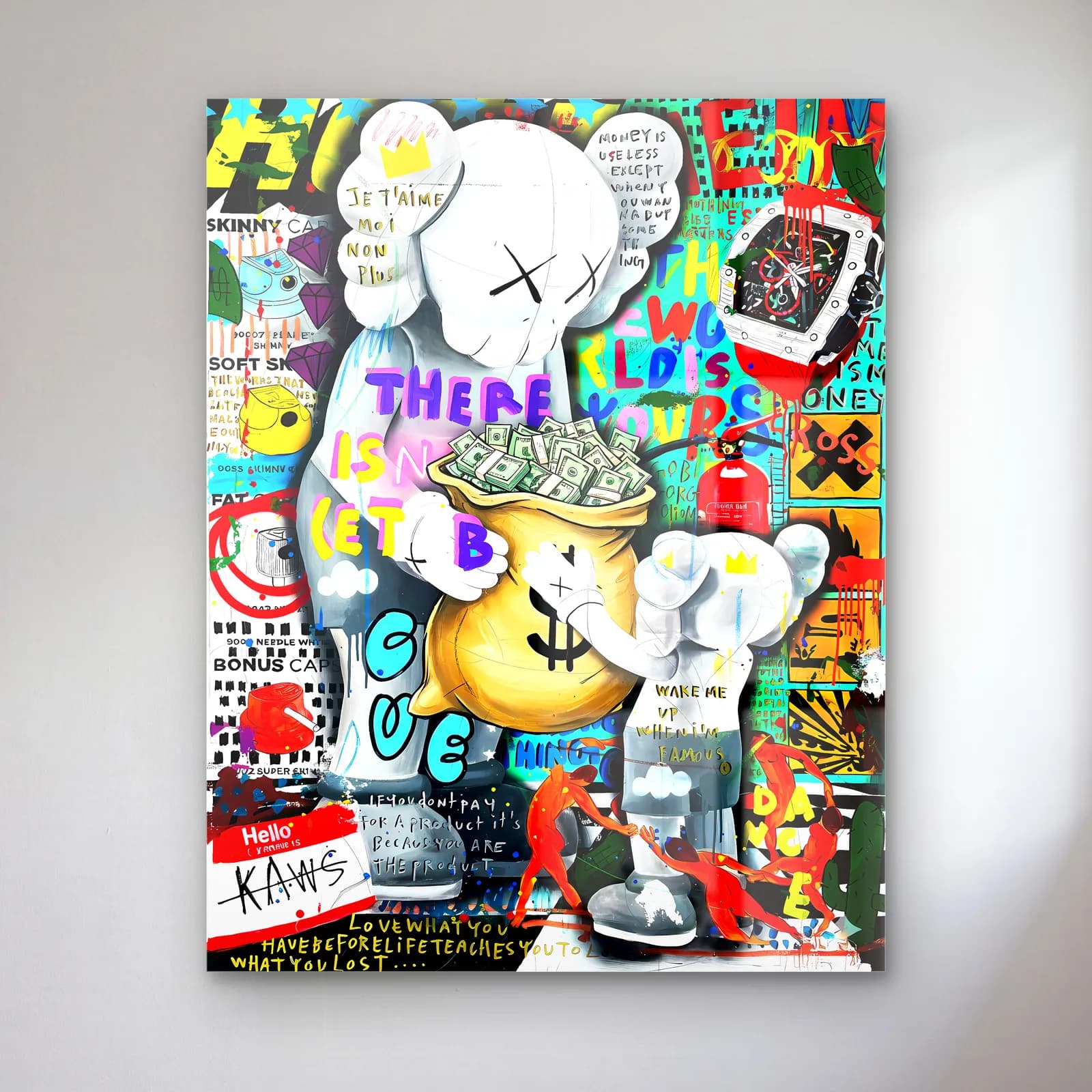 Para Çuvallı KAWS Kolajı cam tablo — Renkli grafiti kolajında beyaz KAWS figürü ve üzerinde dolar işaretli para çuvalı