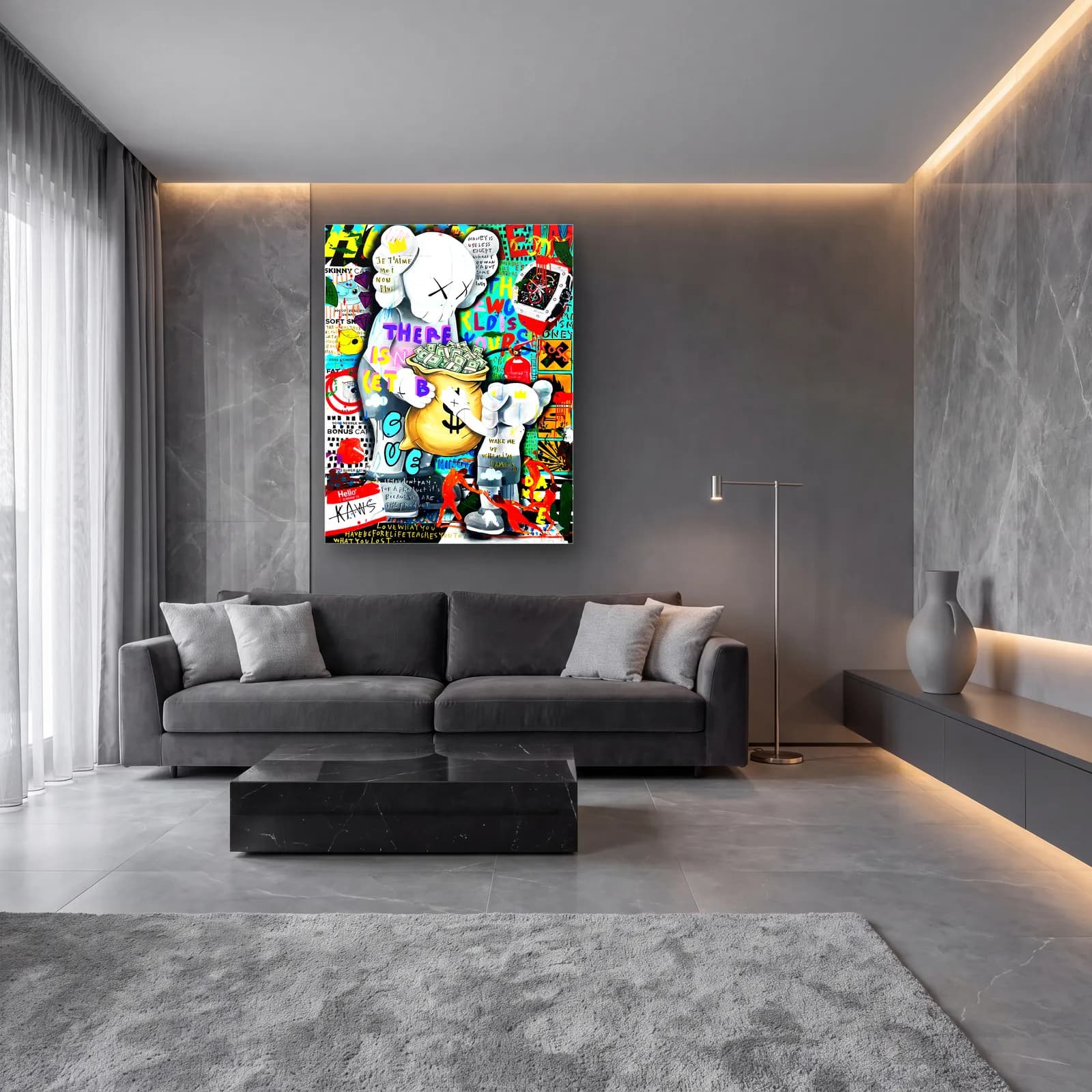 Para Çuvallı KAWS Kolajı cam tablo — lüks salon duvarında