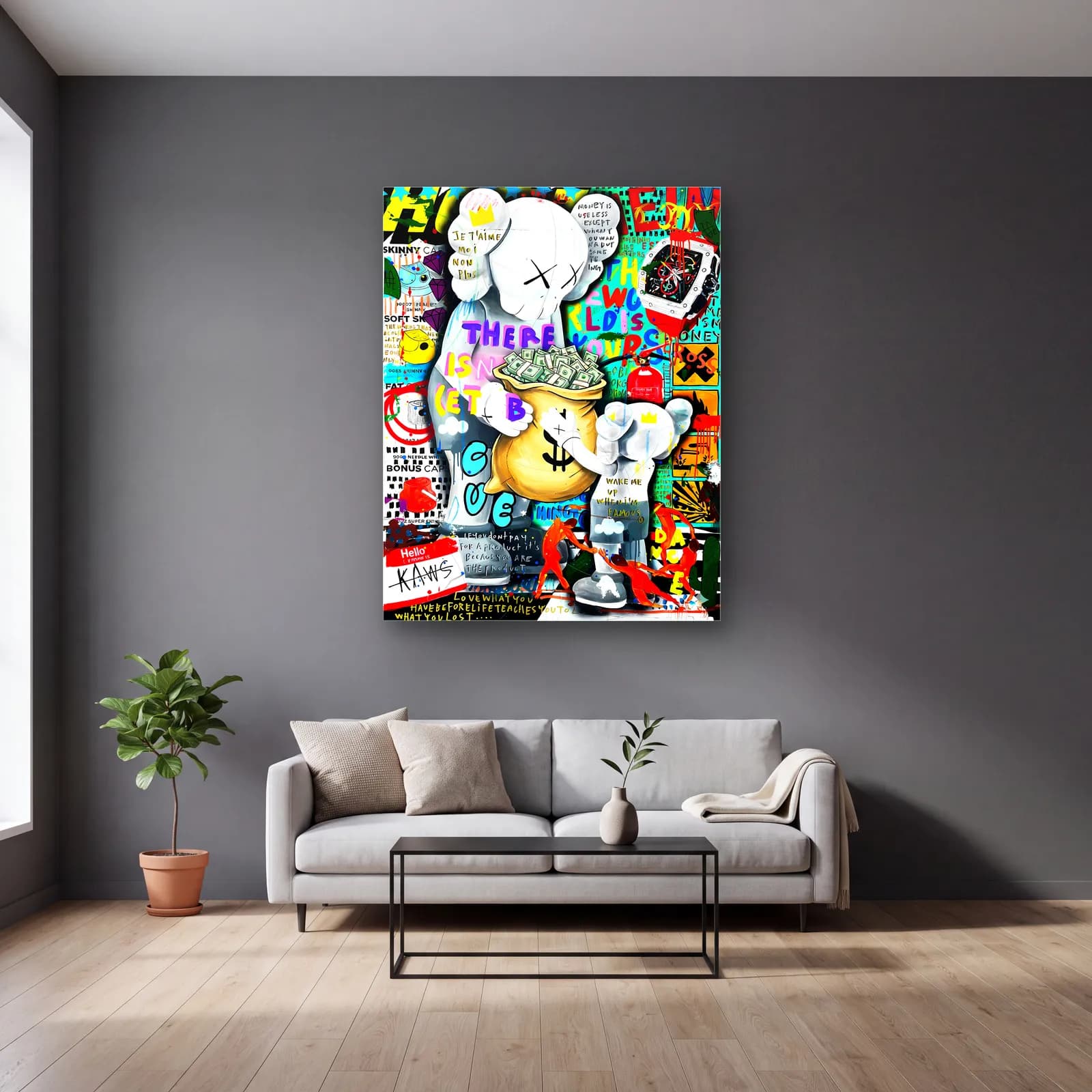 Para Çuvallı KAWS Kolajı cam tablo — gri duvarlı salonda