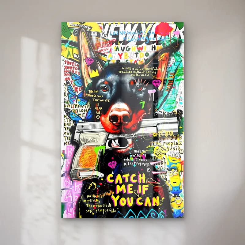 Silahlı Doberman Catch Me cam tablo — Renkli grafiti kolajında tabancalı siyah Doberman ve Catch Me If You Can yazısı