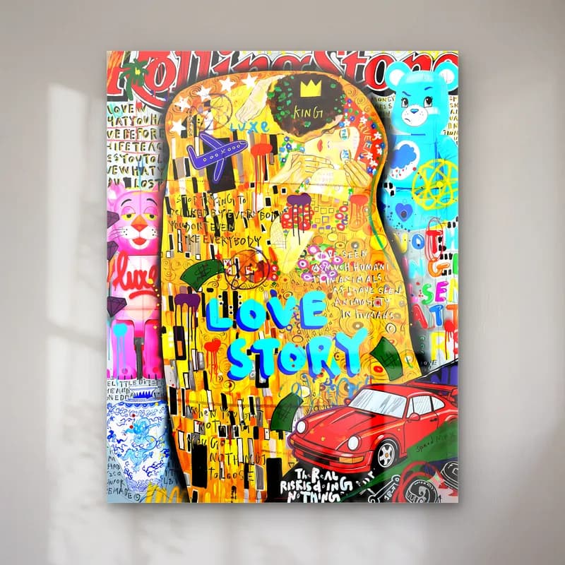 Klimt Öpücük Love Story cam tablo — Grafiti kolajında Klimt'in altın desenli Öpücük aşıkları ve Love Story yazısı