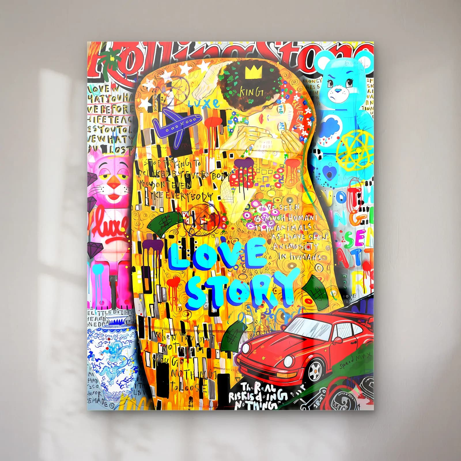 Klimt Öpücük Love Story cam tablo — Grafiti kolajında Klimt'in altın desenli Öpücük aşıkları ve Love Story yazısı
