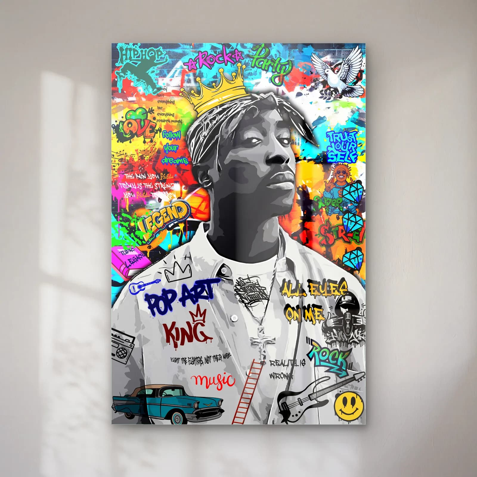 Pop Art King Tupac cam tablo — Renkli grafiti kolajında bandanalı ve taçlı Tupac'ın siyah beyaz portresi