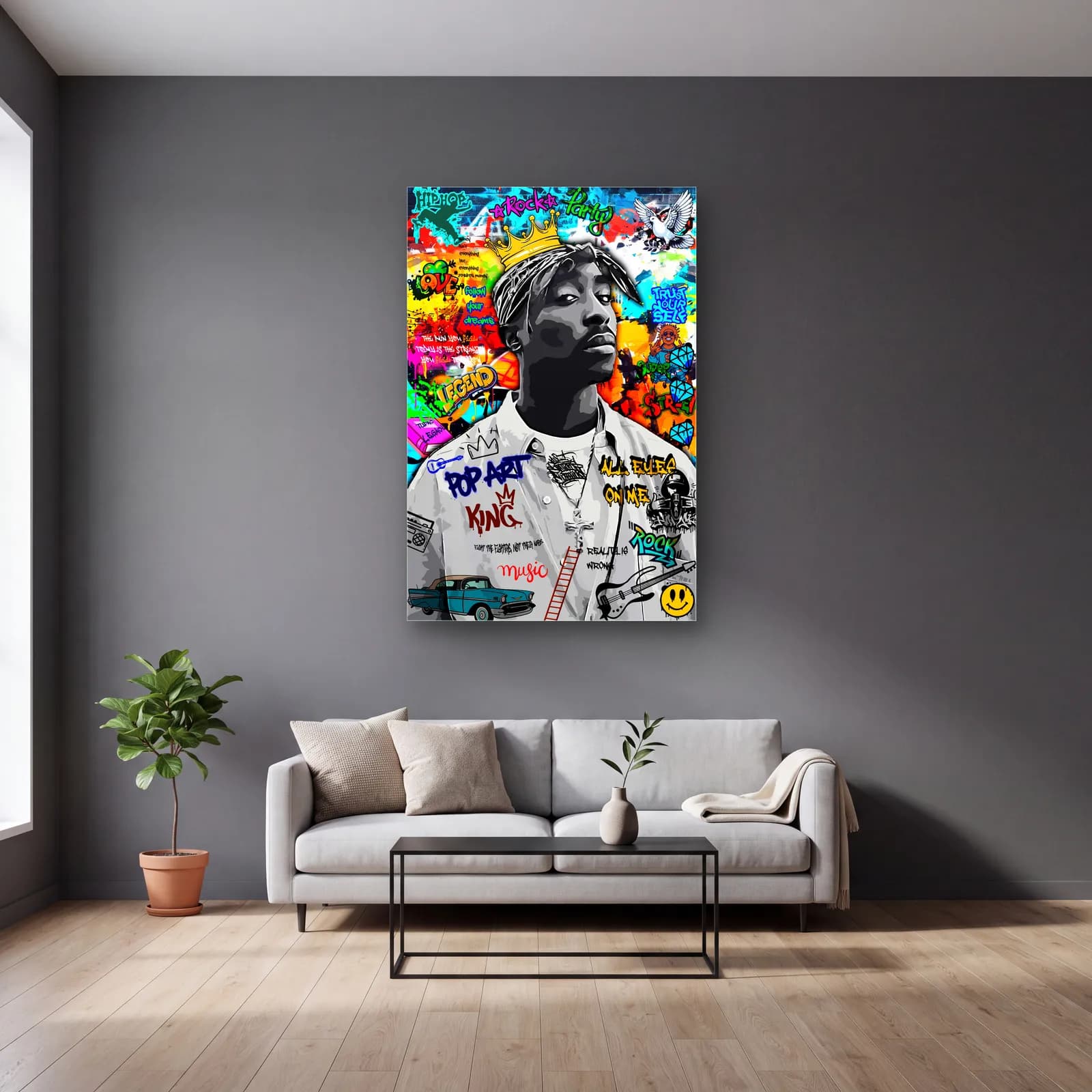 Pop Art King Tupac cam tablo — gri duvarlı salonda