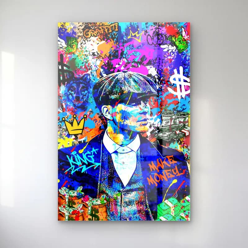 Grafiti Thomas Shelby cam tablo — Mavi mor grafiti zeminde kasketli ve takım elbiseli Thomas Shelby