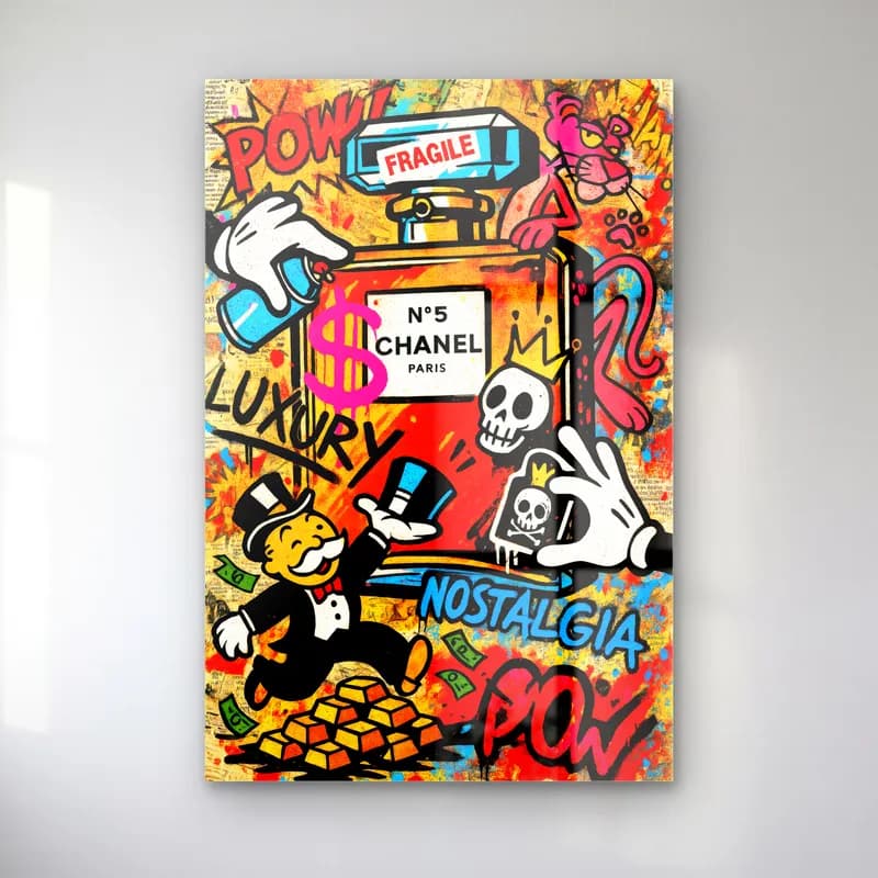 Pop Art Chanel Şişesi Monopoly cam tablo — Sarı zeminde turuncu parfüm şişesi, altın yığını ve Monopoly adamı