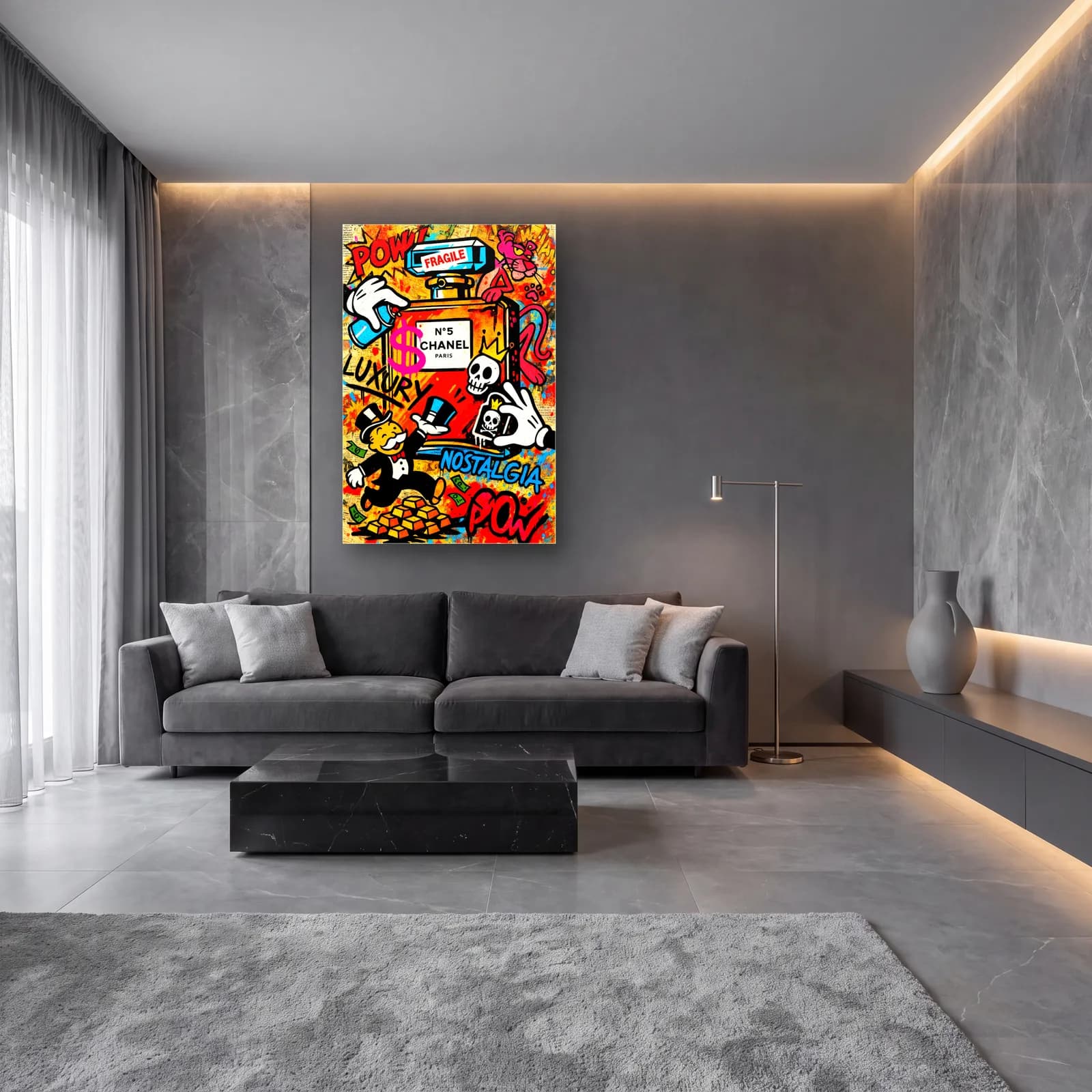 Pop Art Chanel Şişesi Monopoly cam tablo — lüks salon duvarında