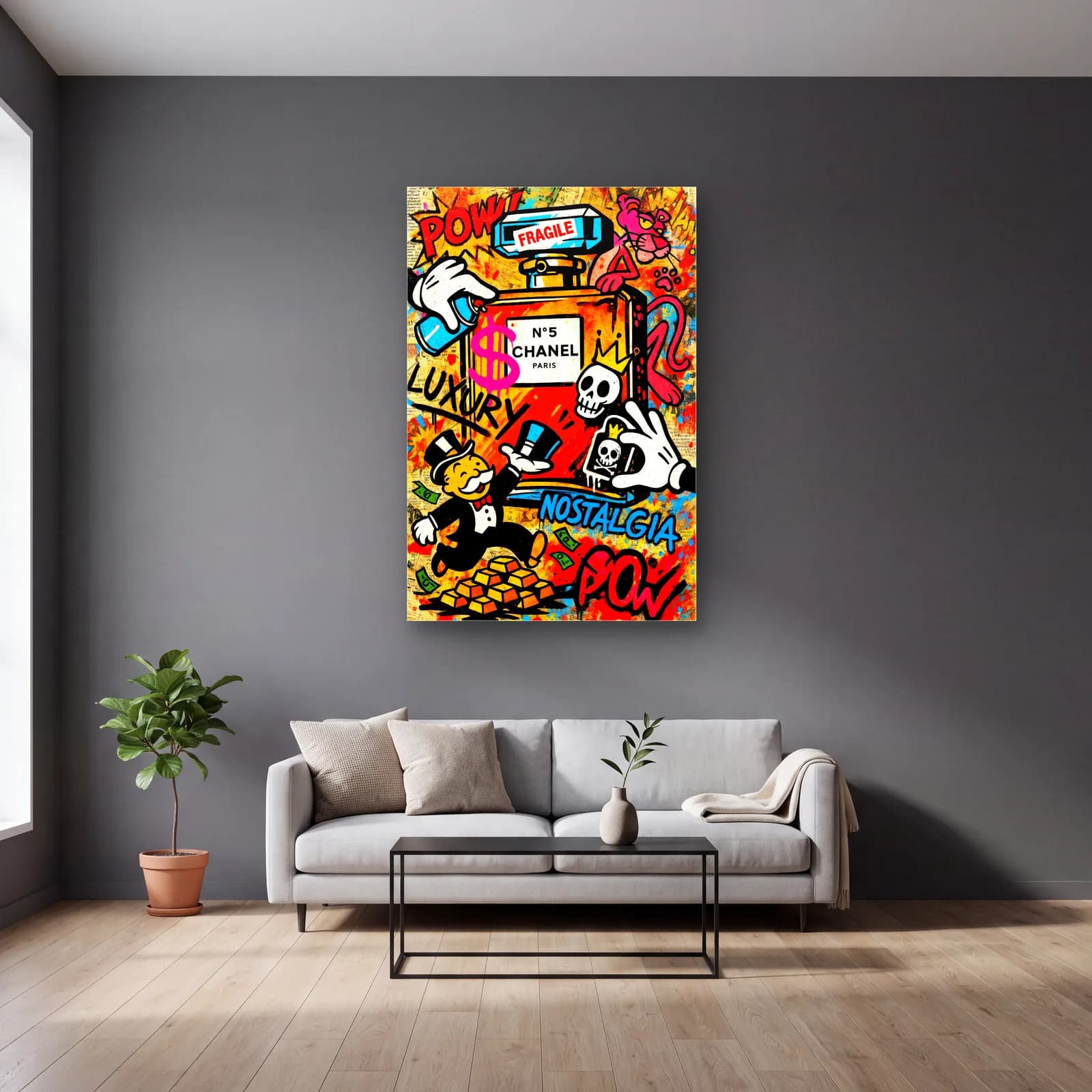 Pop Art Chanel Şişesi Monopoly cam tablo — gri duvarlı salonda