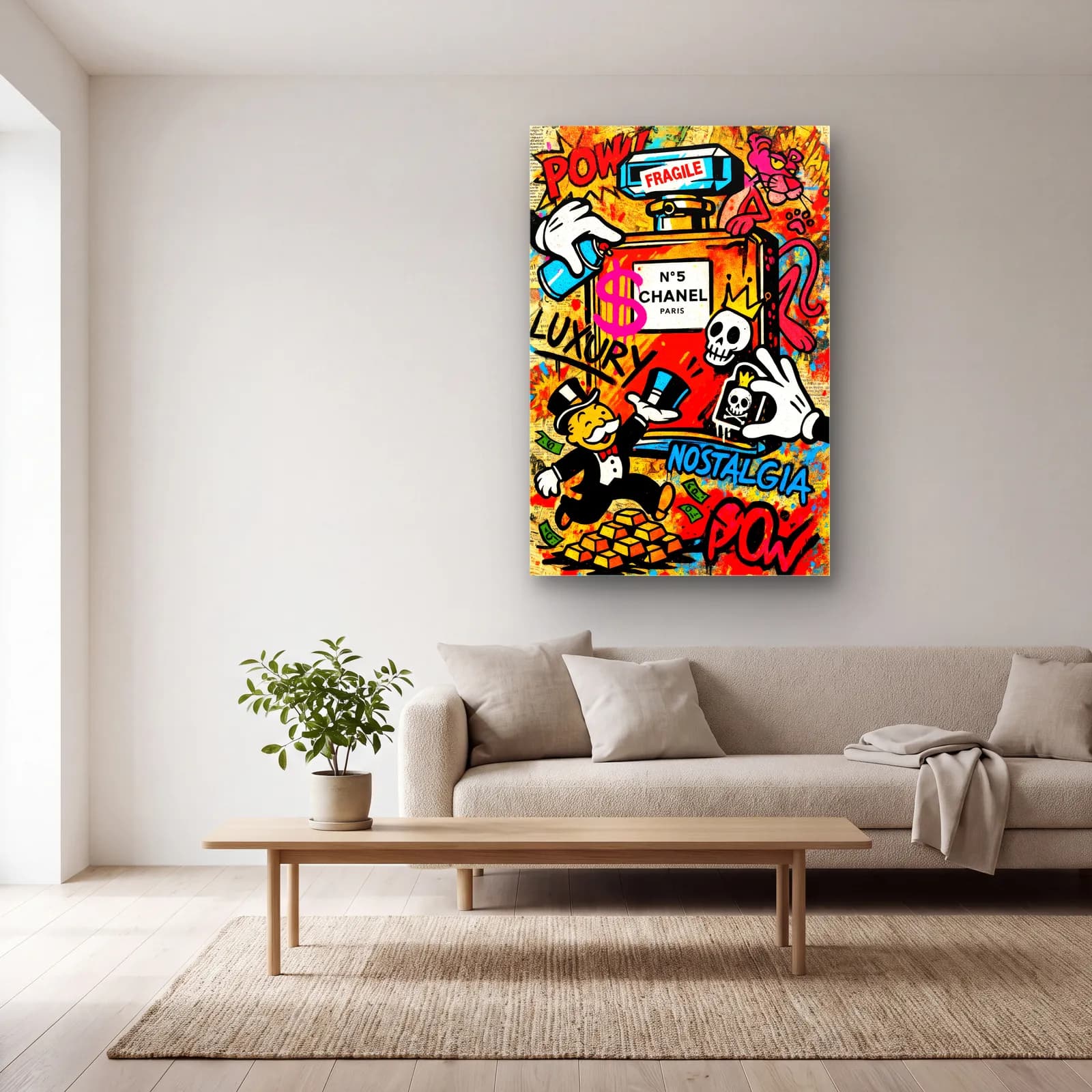Pop Art Chanel Şişesi Monopoly cam tablo — açık renk salonda