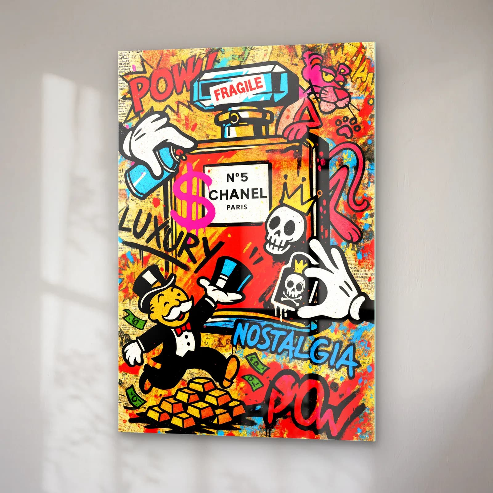 Pop Art Chanel Şişesi Monopoly cam tablo — sağ açıdan görünüm
