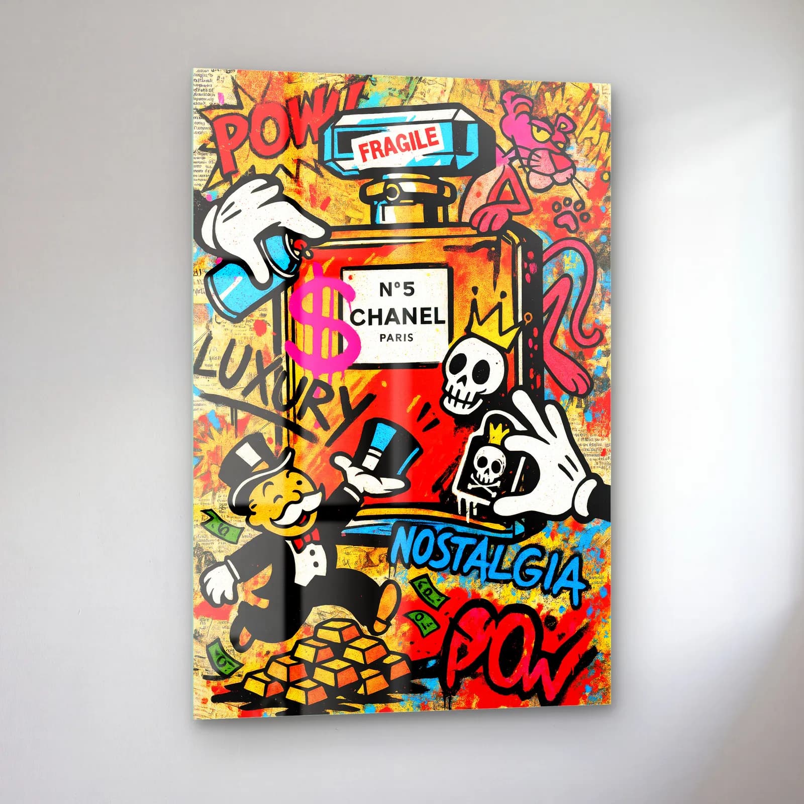 Pop Art Chanel Şişesi Monopoly cam tablo — sol açıdan görünüm